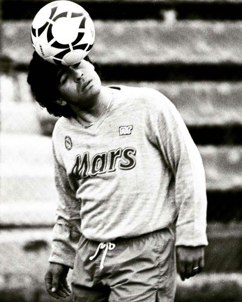 Maradona le esta diciendo, sabes lo que te quiero!!. Diego maradona, Fotos de fútbol, Dibujos de futbol
