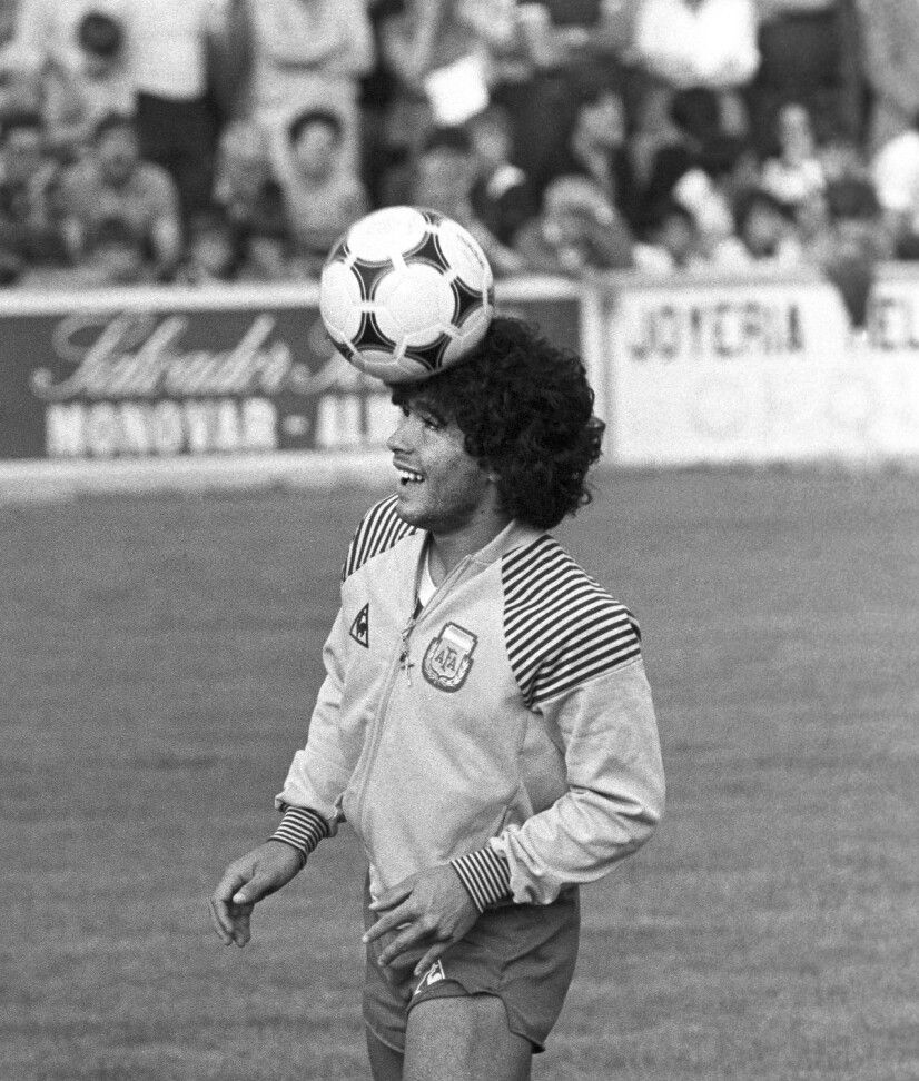Maradona amortigua el balon con sus rulos. Mundo futbol, Dibujos de futbol, Diego maradona