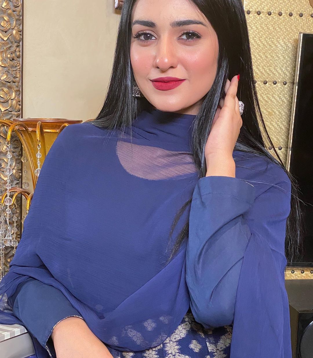 Beautiful Sarah Khan on the Set of her New Drama Sabaat. Pakistani Drama Celebrities