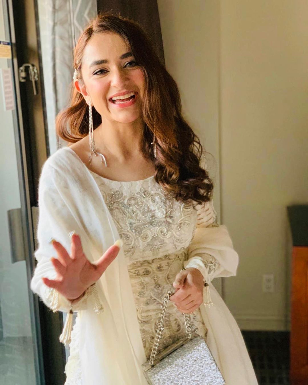 Actress Yumna Zaidi Photohoot in white Dress at Hum Awards 2019