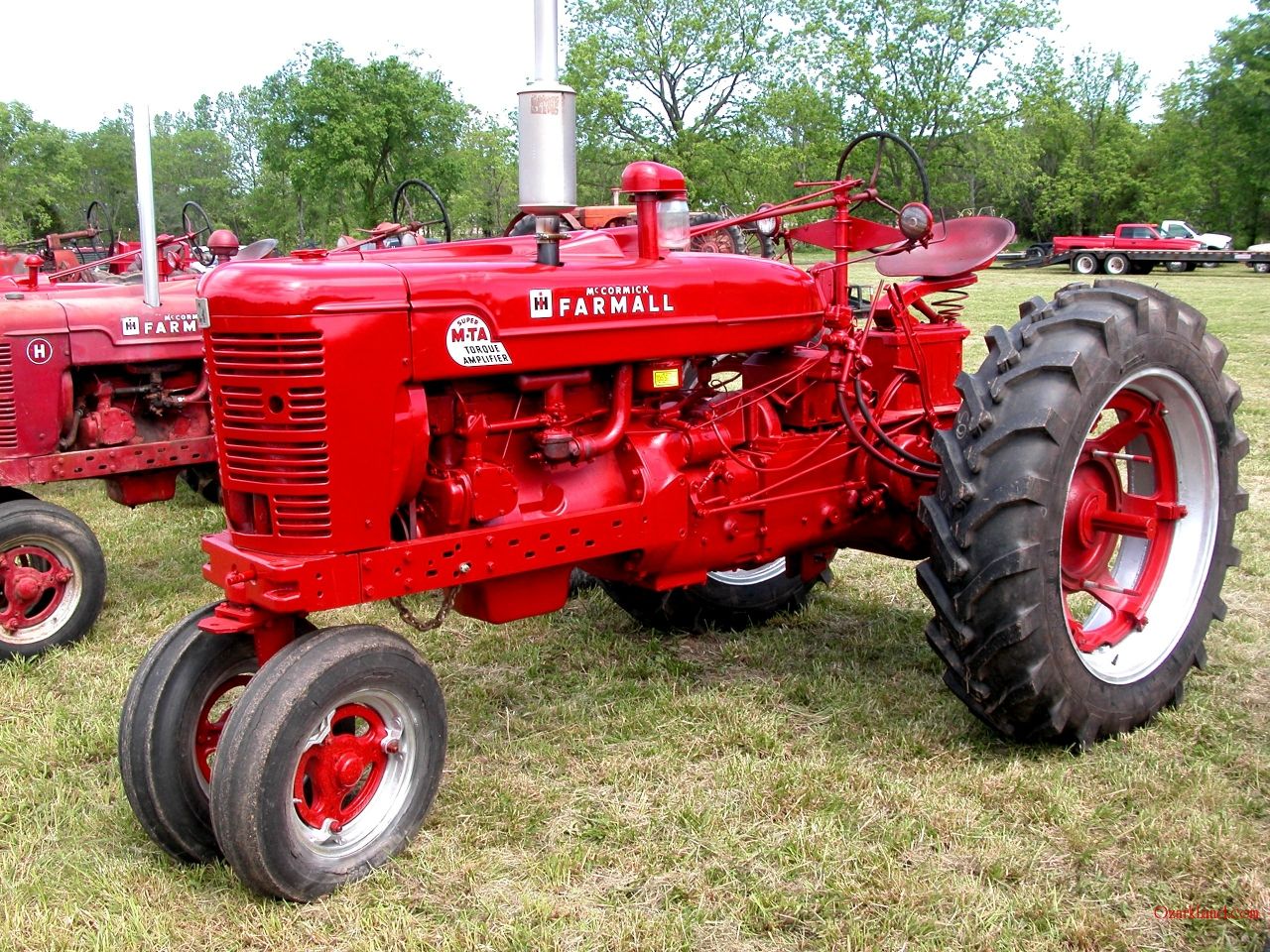 Красные трактора большие. Farmall 60b. Трактор farmall. Cormick farmall трактор. Farmall Cub.