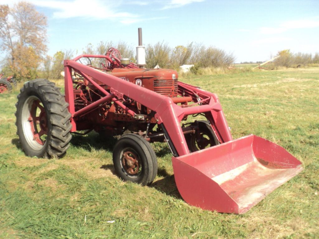 IH Farmall Super M tractor. Farm Machinery & Implements Tractors