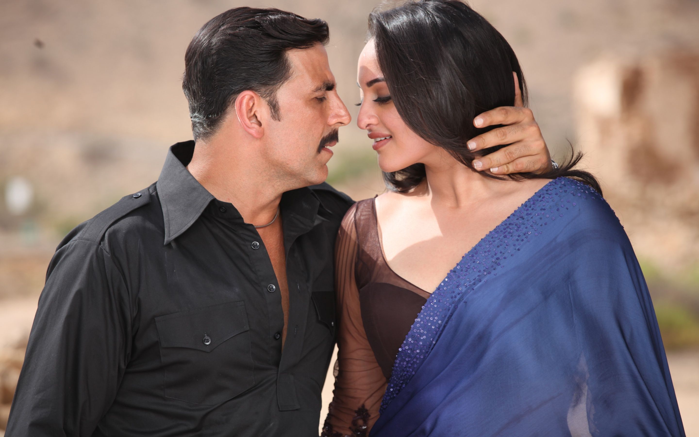 Akshay Kumar Sonakshi Sinha Wallpaper in jpg format for free download