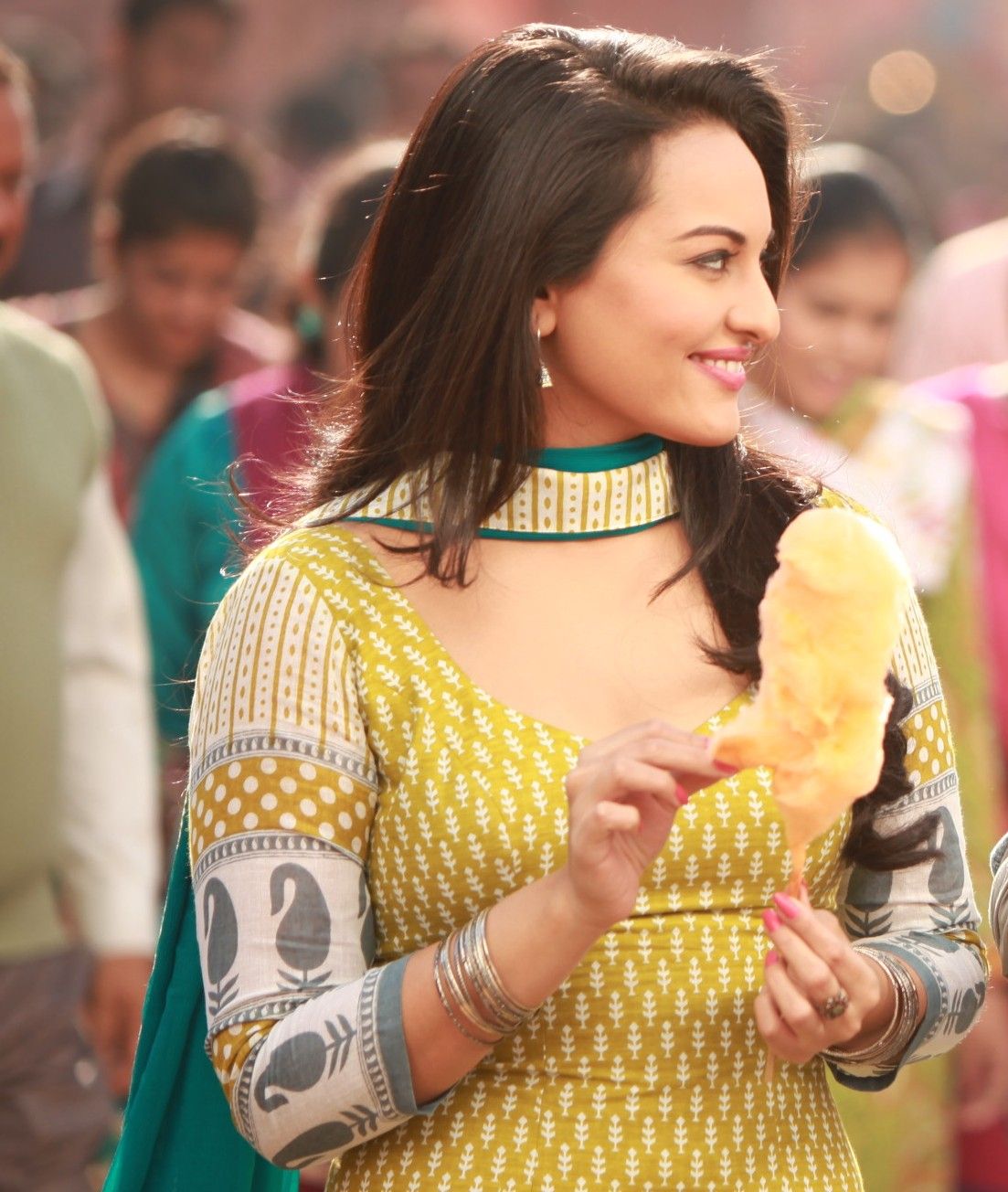 Bollywood Fashion, Why Sonakshi Sinha is a fashion flop in OUATIMD, and Akshay Kumar isn't