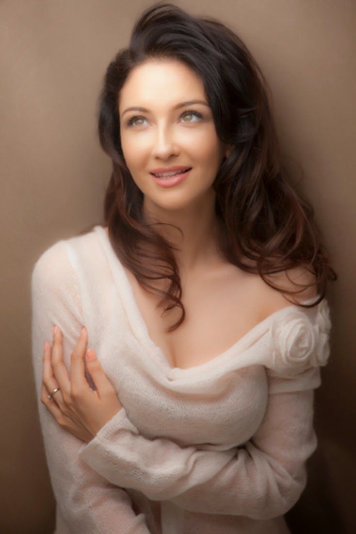 Saumya Tandon Hot Latest HD Pics Image In Short Cloths