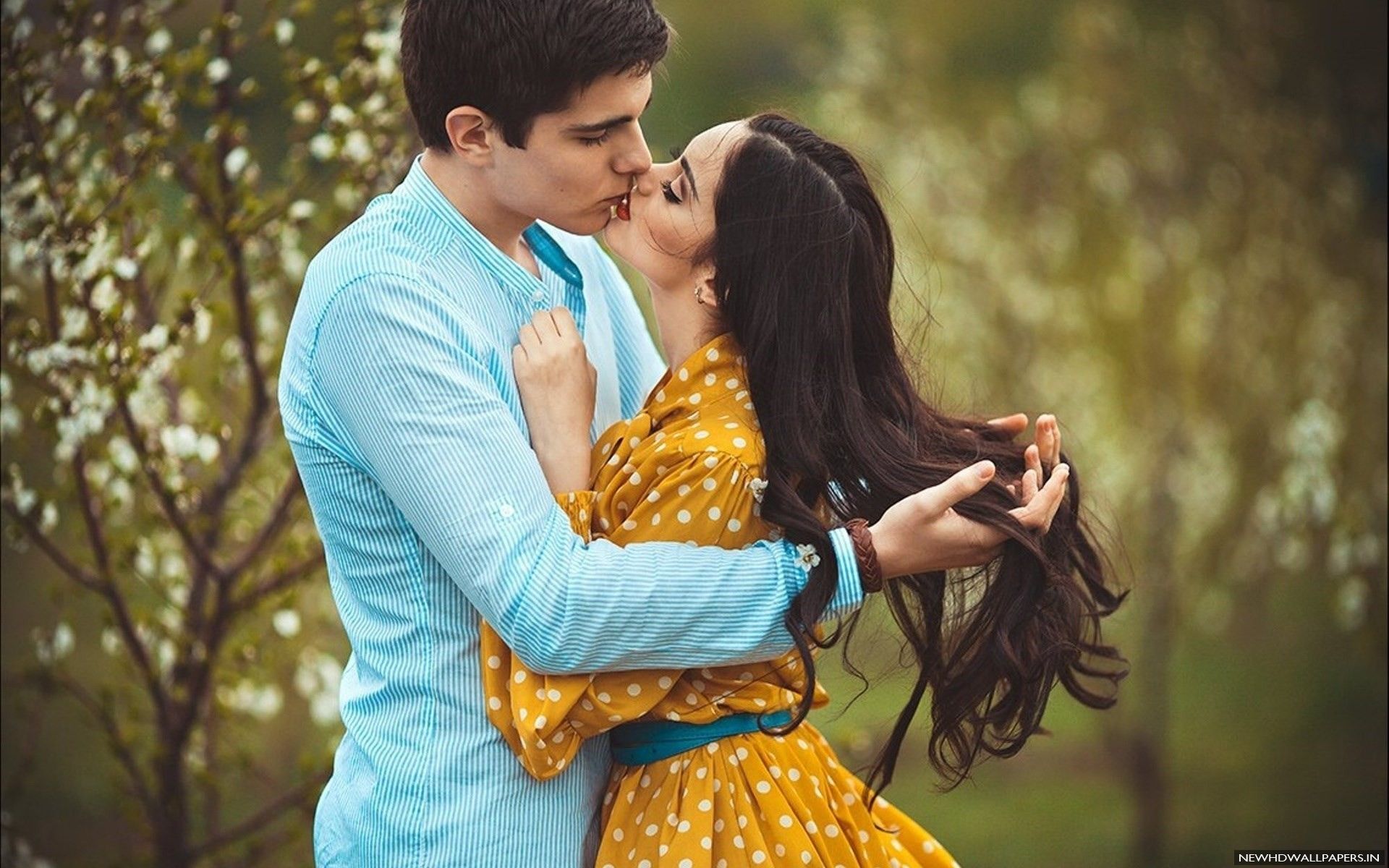 Love Kiss Wallpaper 2018