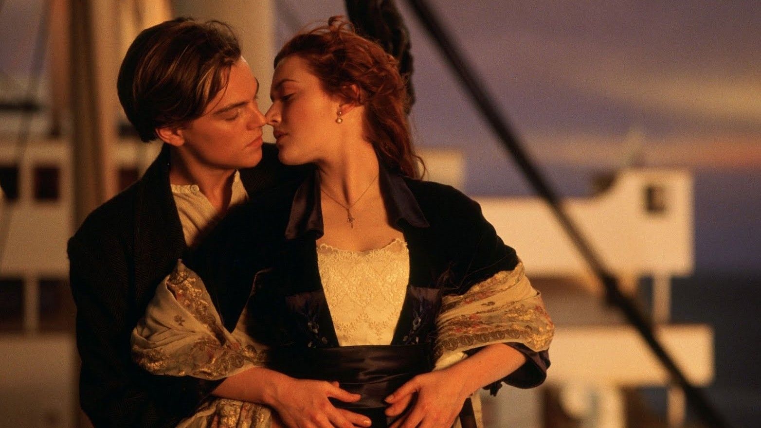 Titanic Kissing Wallpaper