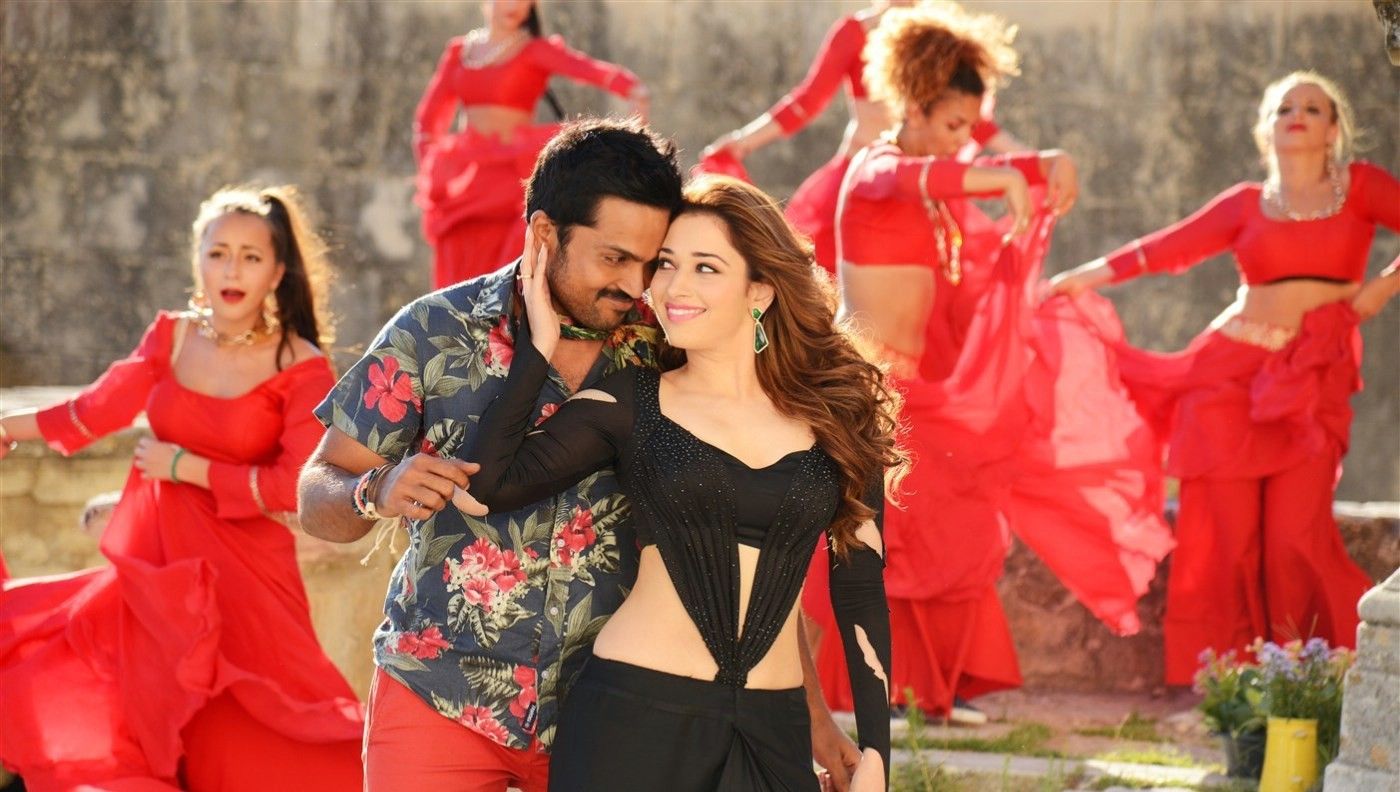 Karthi, Tamanna In Thozha Movie New Photo Hot In Oopiri Wallpaper & Background Download