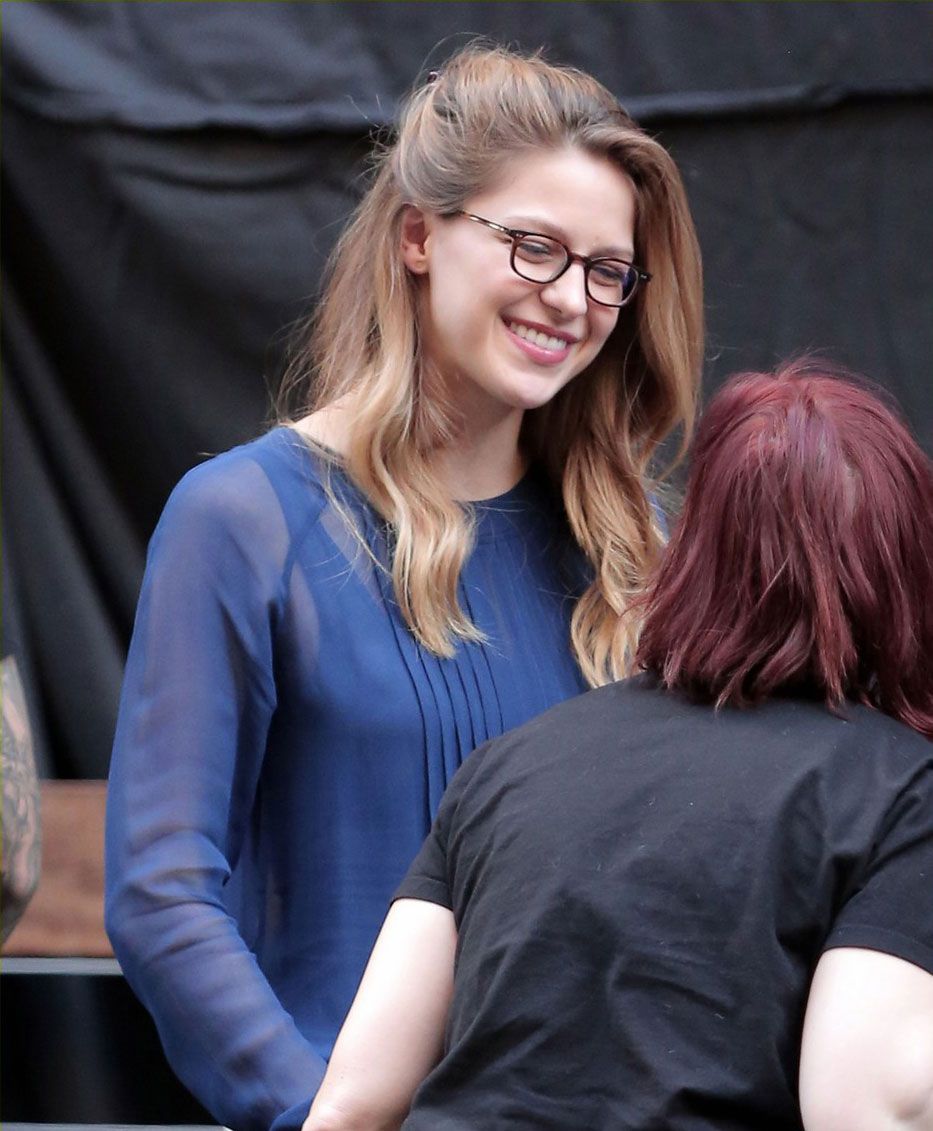 OnSet Pics Of Melissa Benoist As Kara Danvers By WORLDsFINEST Fans