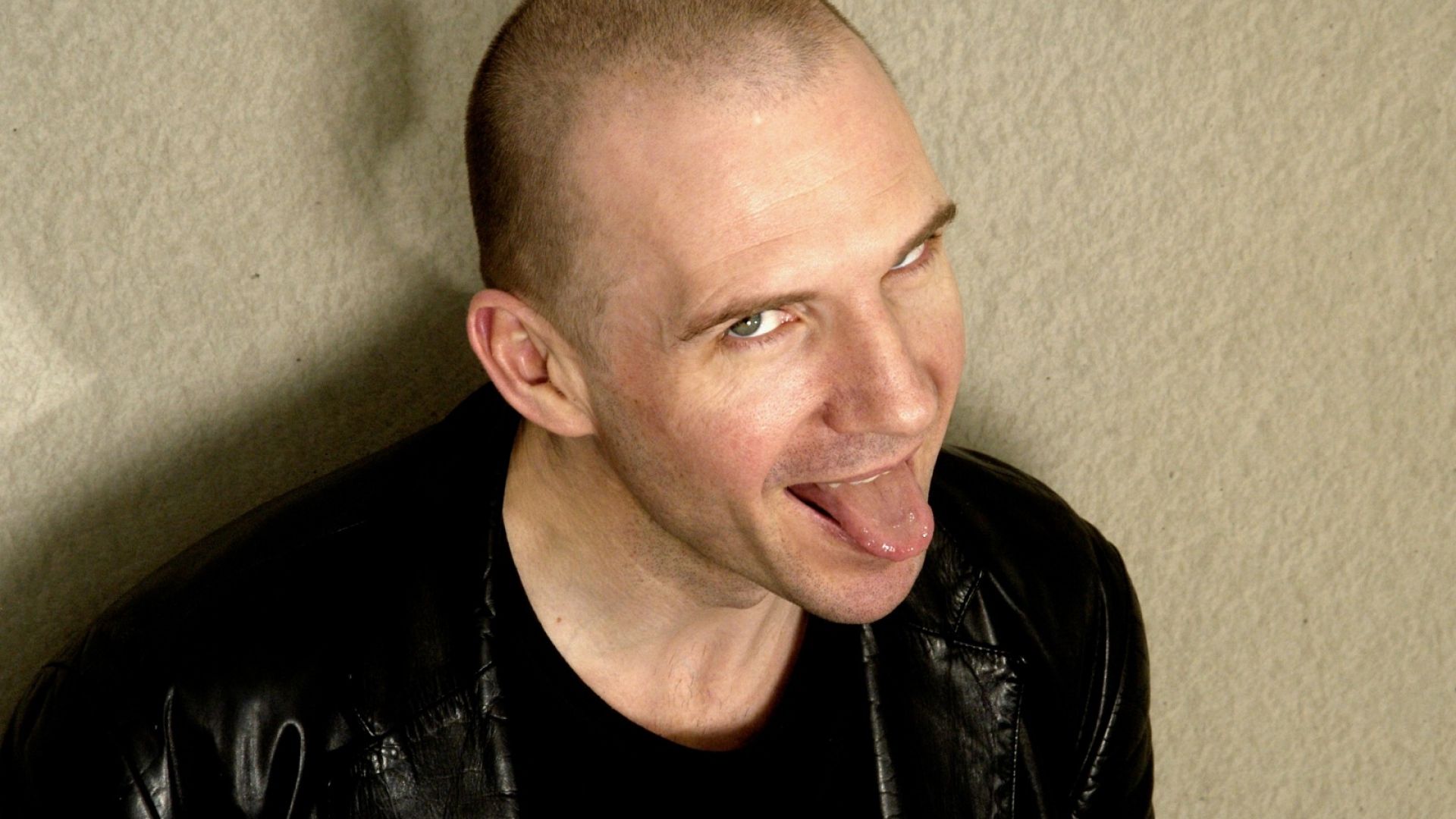 Download Wallpaper 1920x1080 ralph fiennes, actor, smile, tongue, bald Full HD 1080p HD Background