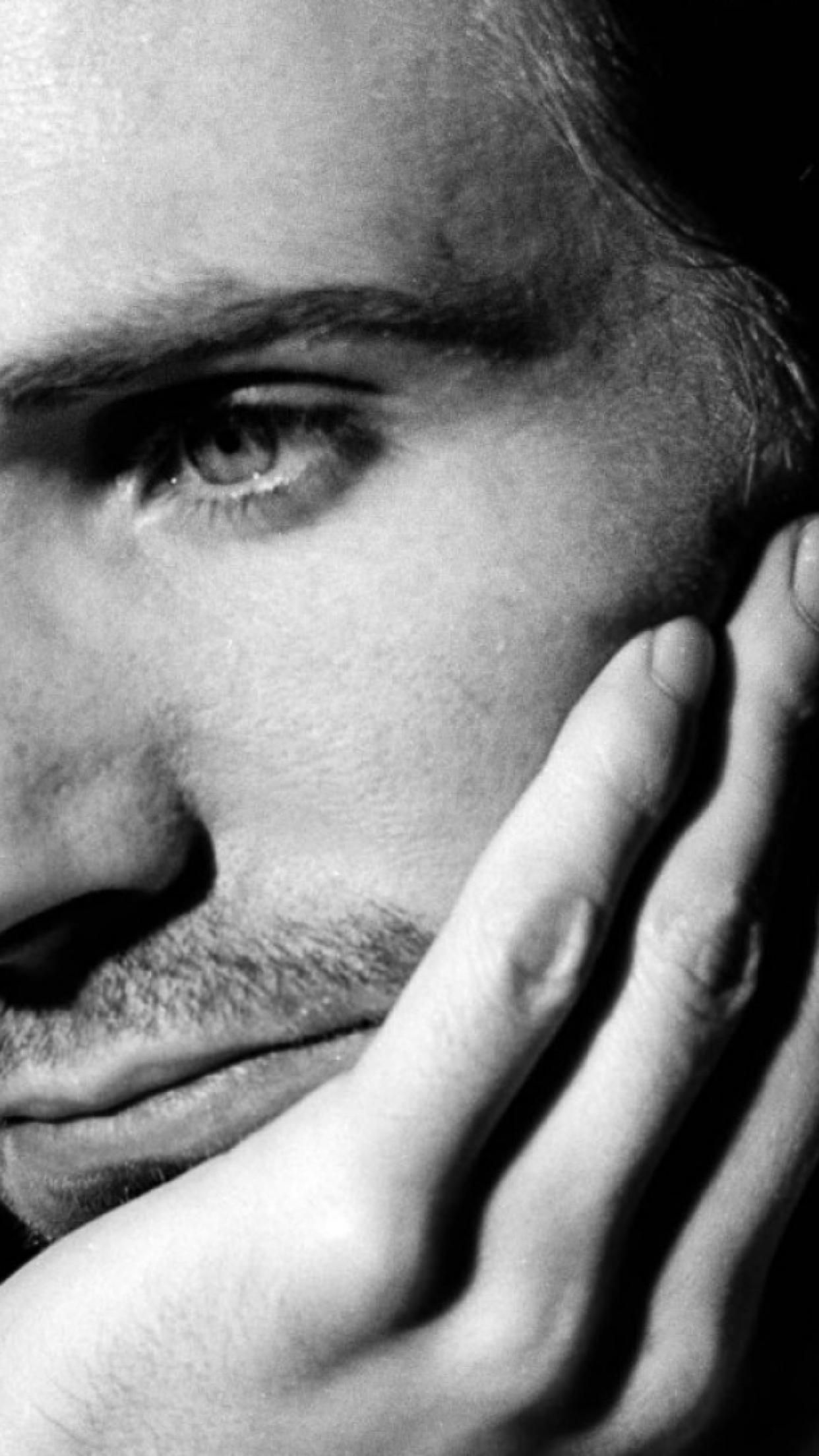 Ralph Fiennes Face Actor Shadow Close Up Black White Thoughtful Wallpaper