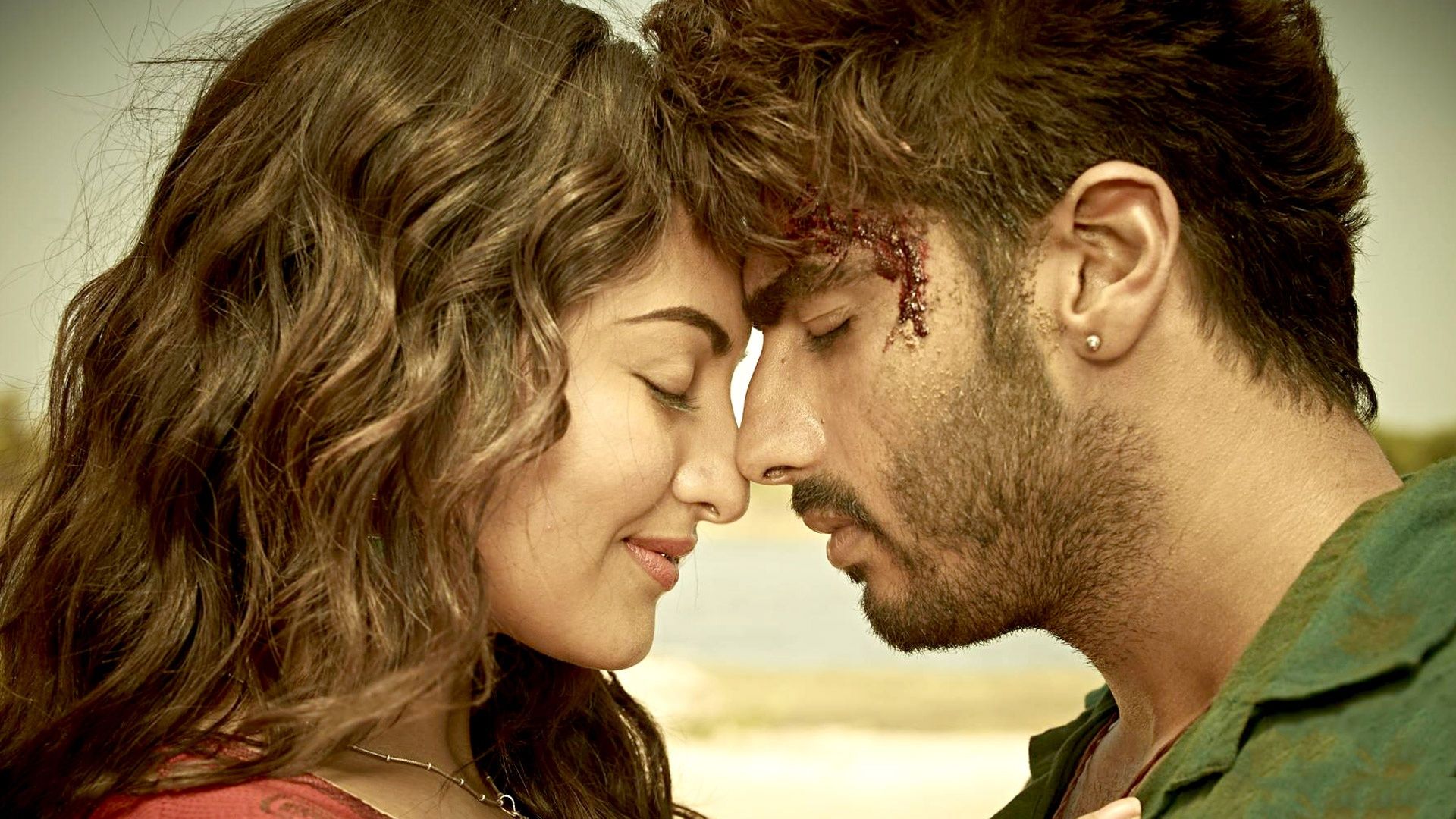 Sonakshi Sinha And Arjun Kapoor In Tevar Wallpaper