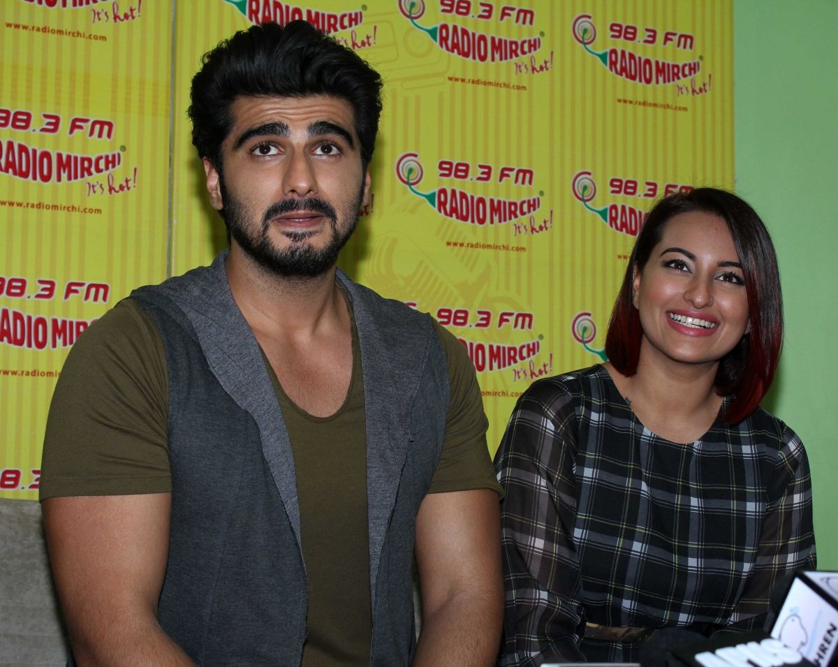 Tevar' Promotions: Arjun Kapoor, Sonakshi Sinha Get Surprise at Radio Mirchi Studio [PHOTOS VIDEOS]