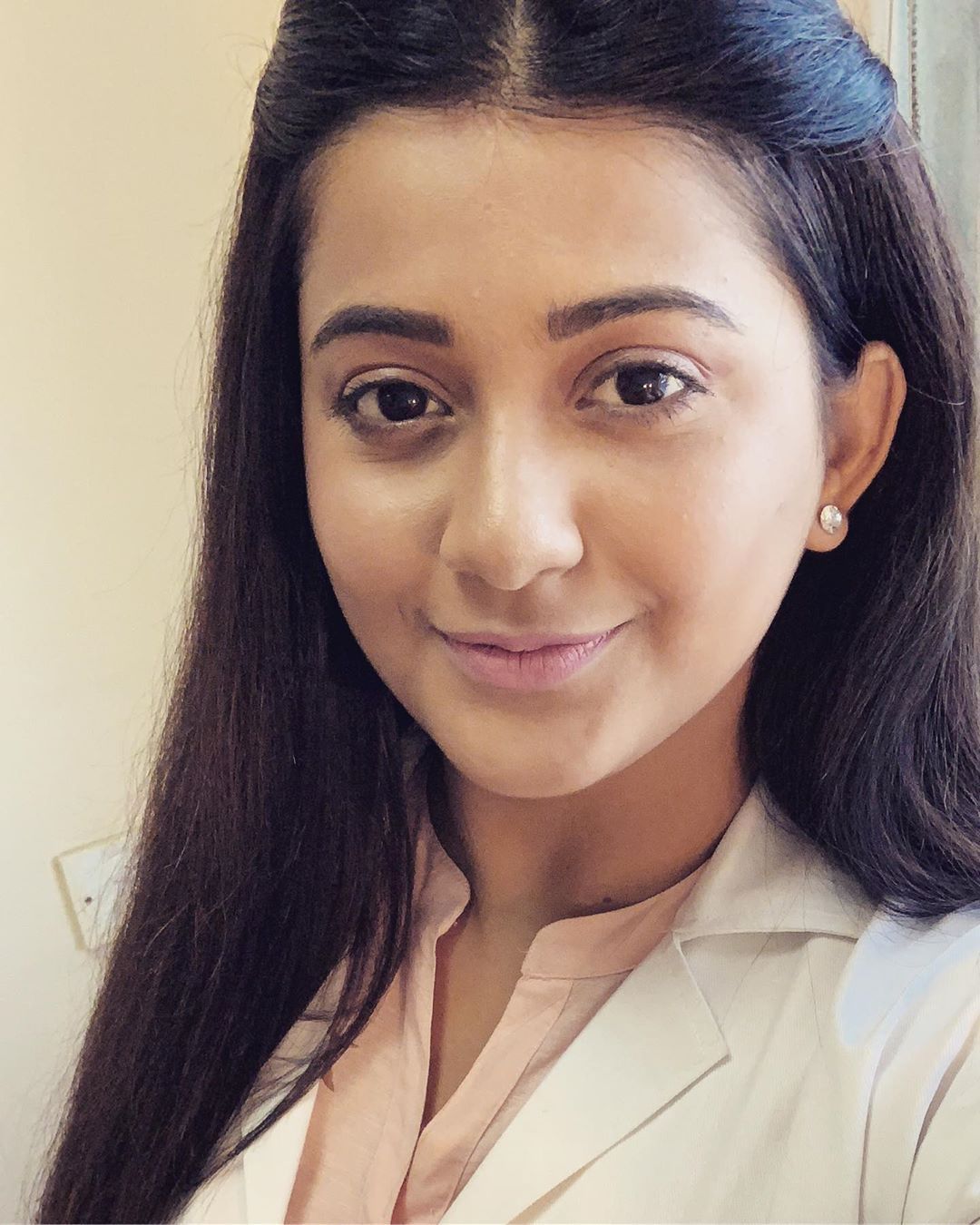 Hiya ashche khub joldi akta notun golpo niye. Ekhane Akash Neel shudhu matro star jalshaye