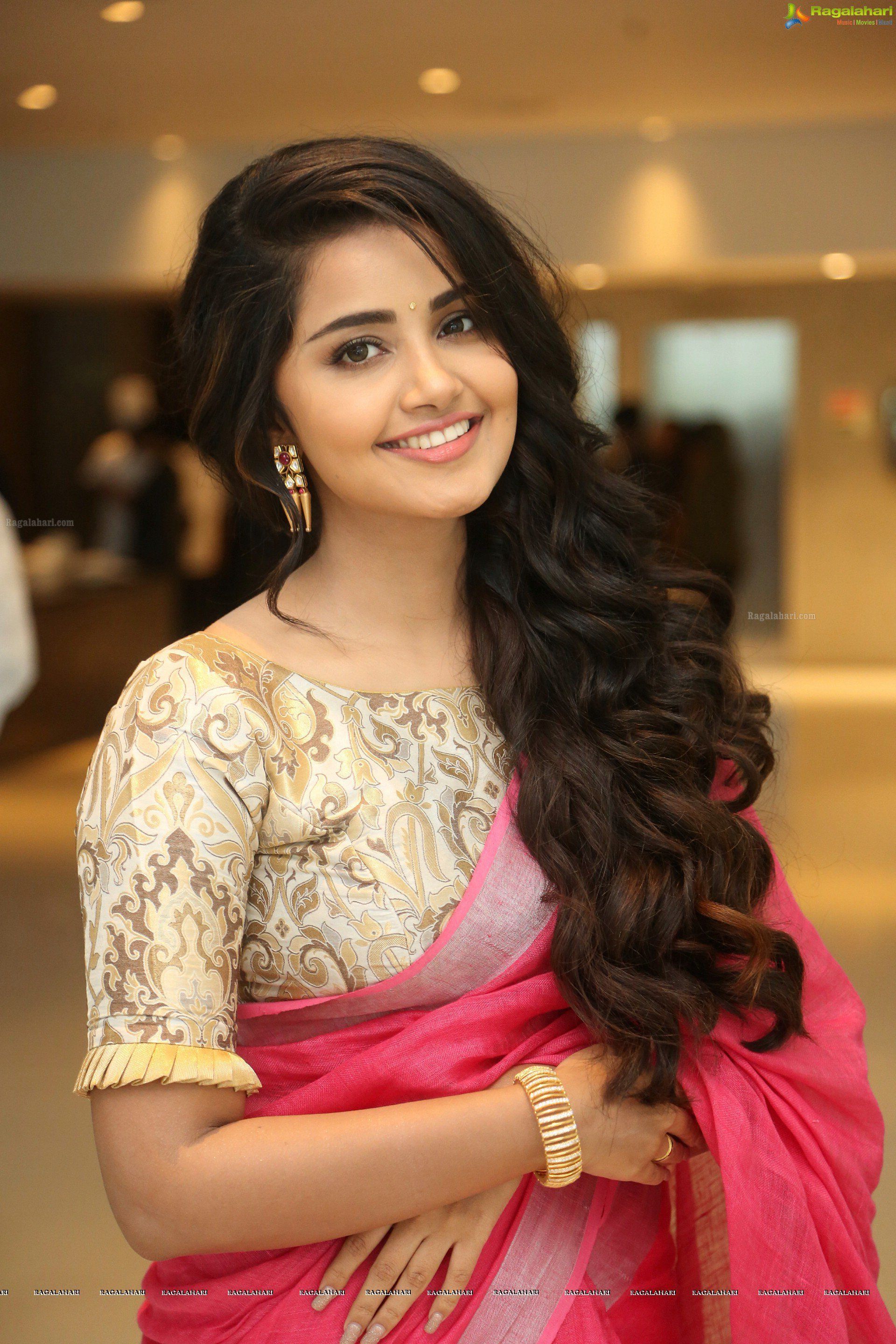 Anupama Parameswaran Wallpaper