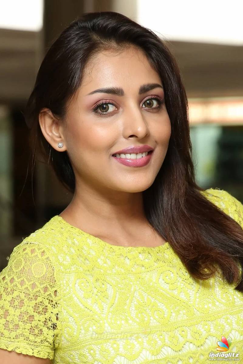 Madhu Shalini Photo Actress photo, image, gallery, stills and clips