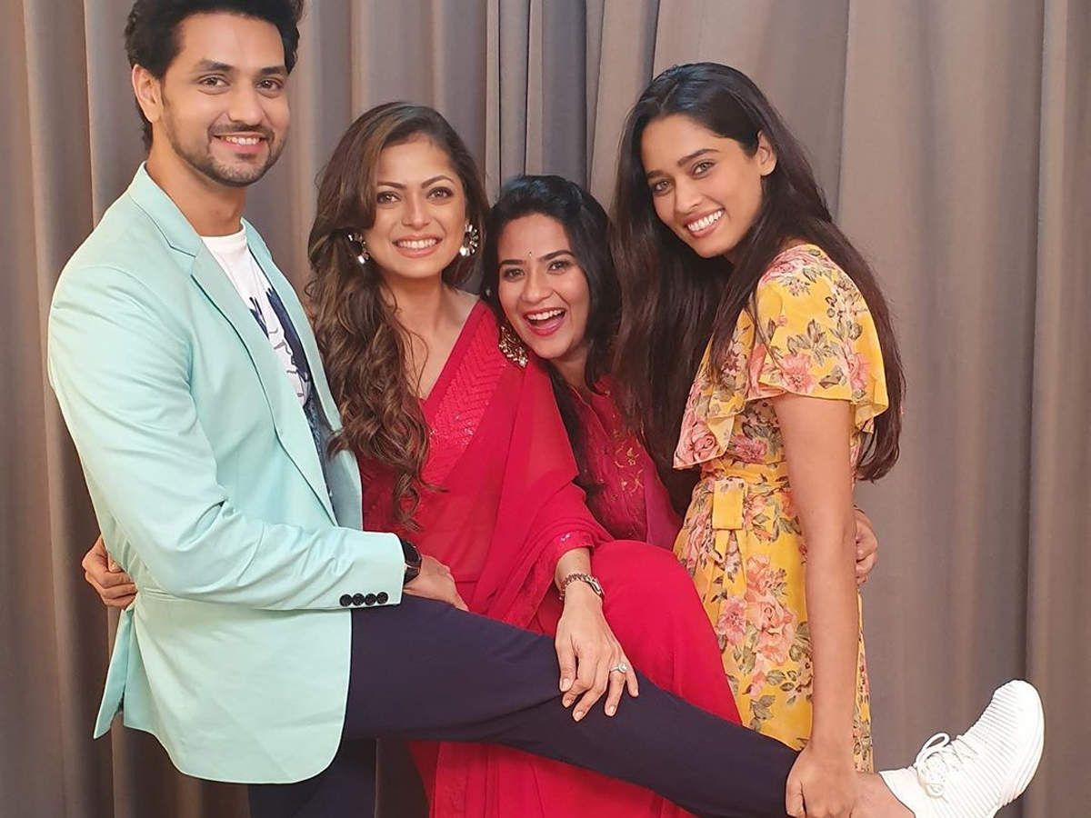 Silsila Badalte Rishton Ka actors Drashti Dhami, Aditi Sharma and Shakti Arora reunite; pose for a happy picture of India
