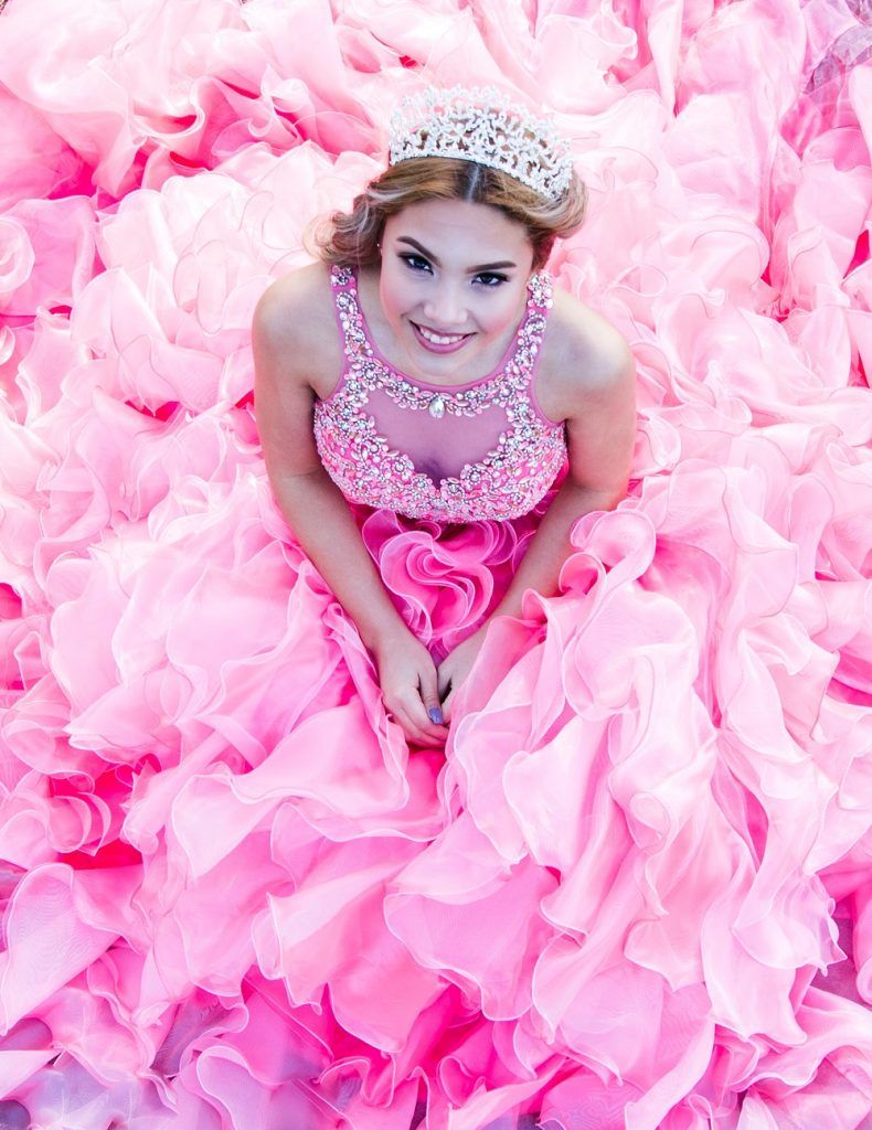 Quinceanera Poses: An Expert's Tips For Your Quince Photos.