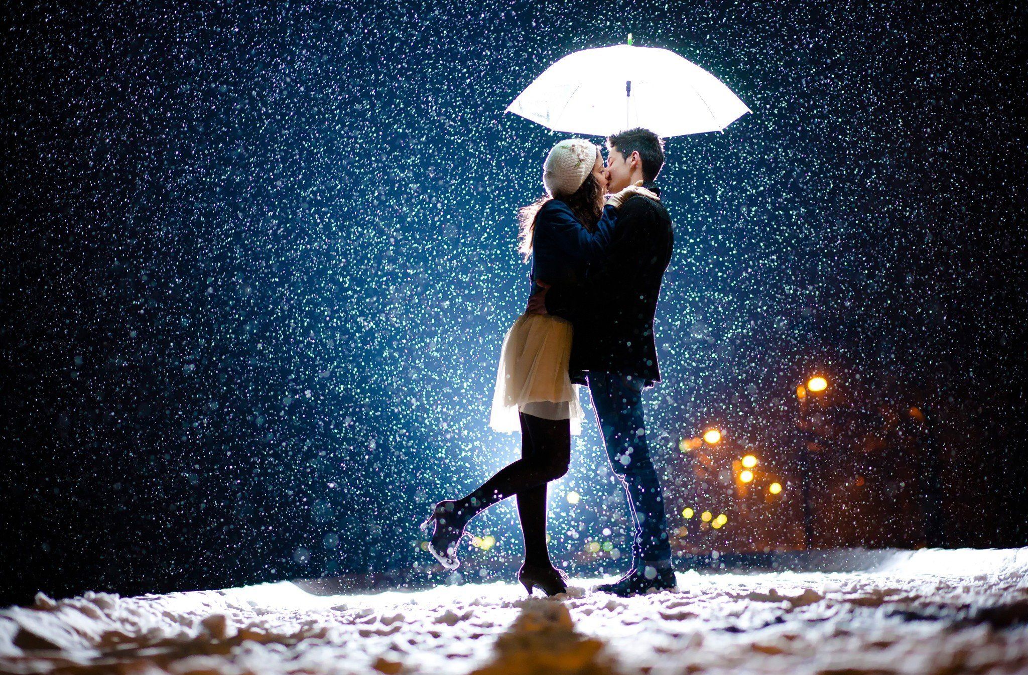 Kiss girl boy couple night light snow wallpaperx1345