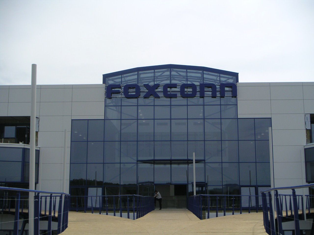 Apple and iPhone manufacturer Foxconn may build highly automated $7B display plant in U.S
