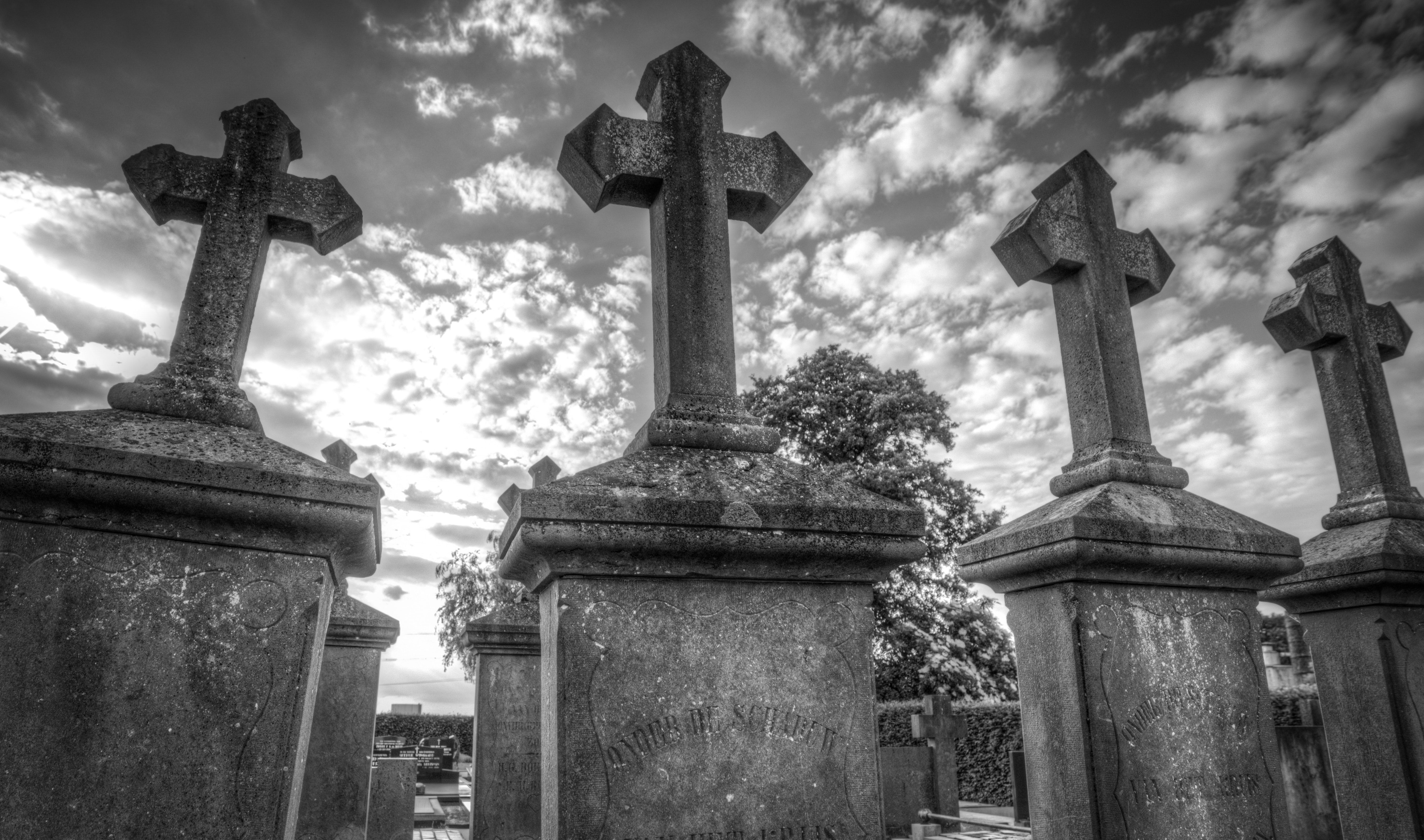 Мрачное кладбище с крестами