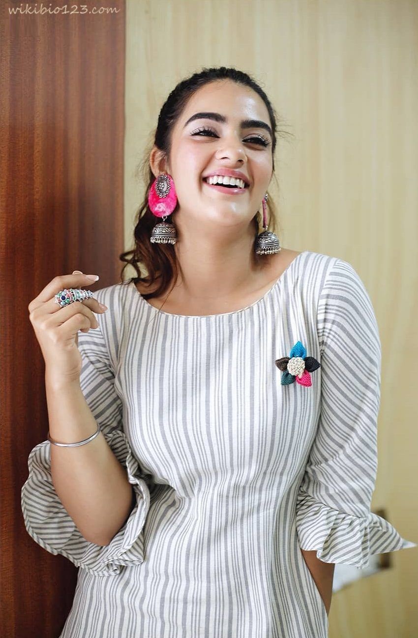 Kavya Thapar Wallpaper