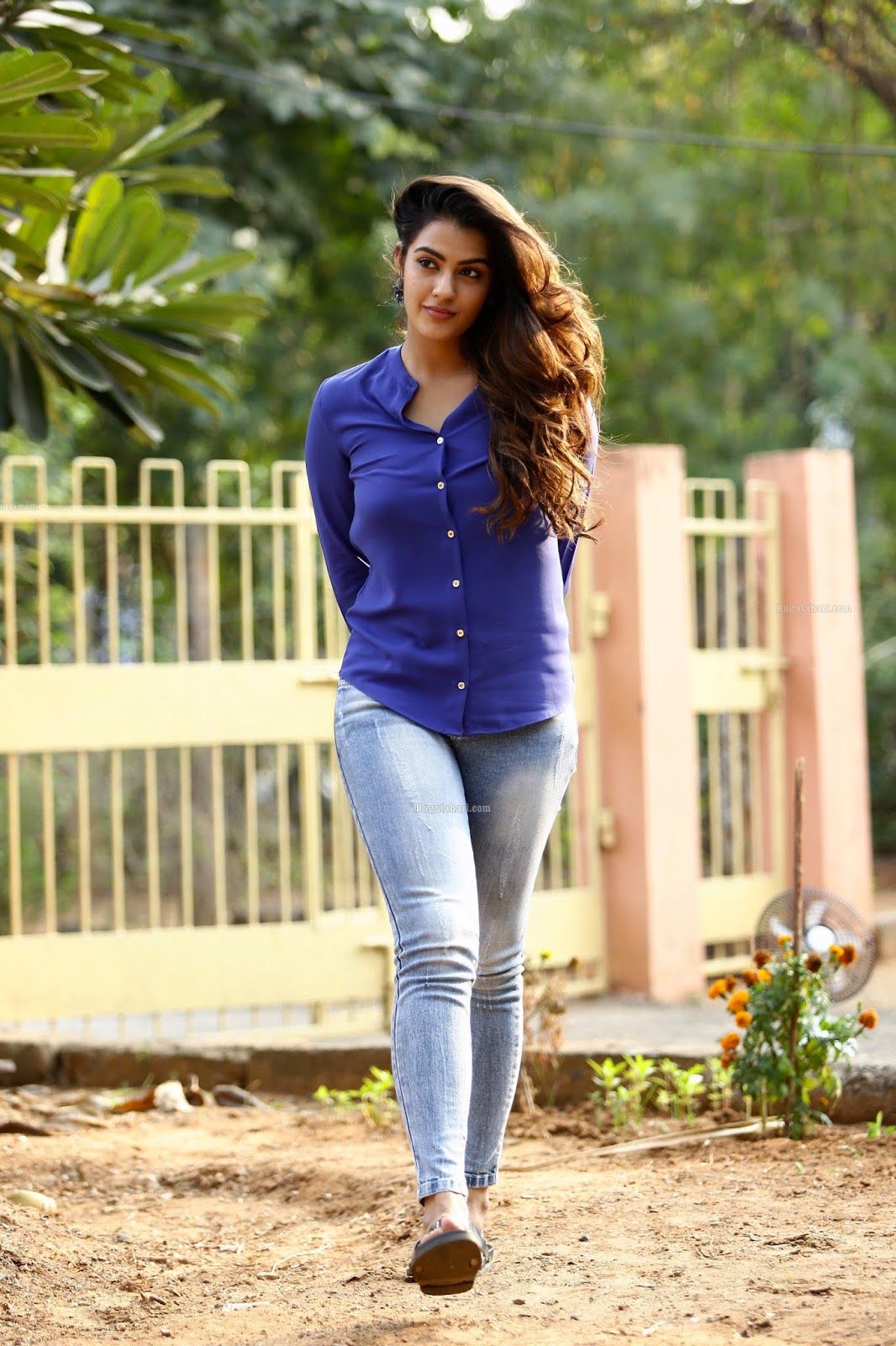 Kavya Thapar Latest Glamorous Photo In Blue Jeans