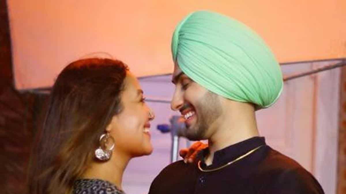 Neha Kakkar Says It Was 'love At First Sight' With Rohanpreet Singh, Shares A New Loved Up Pic