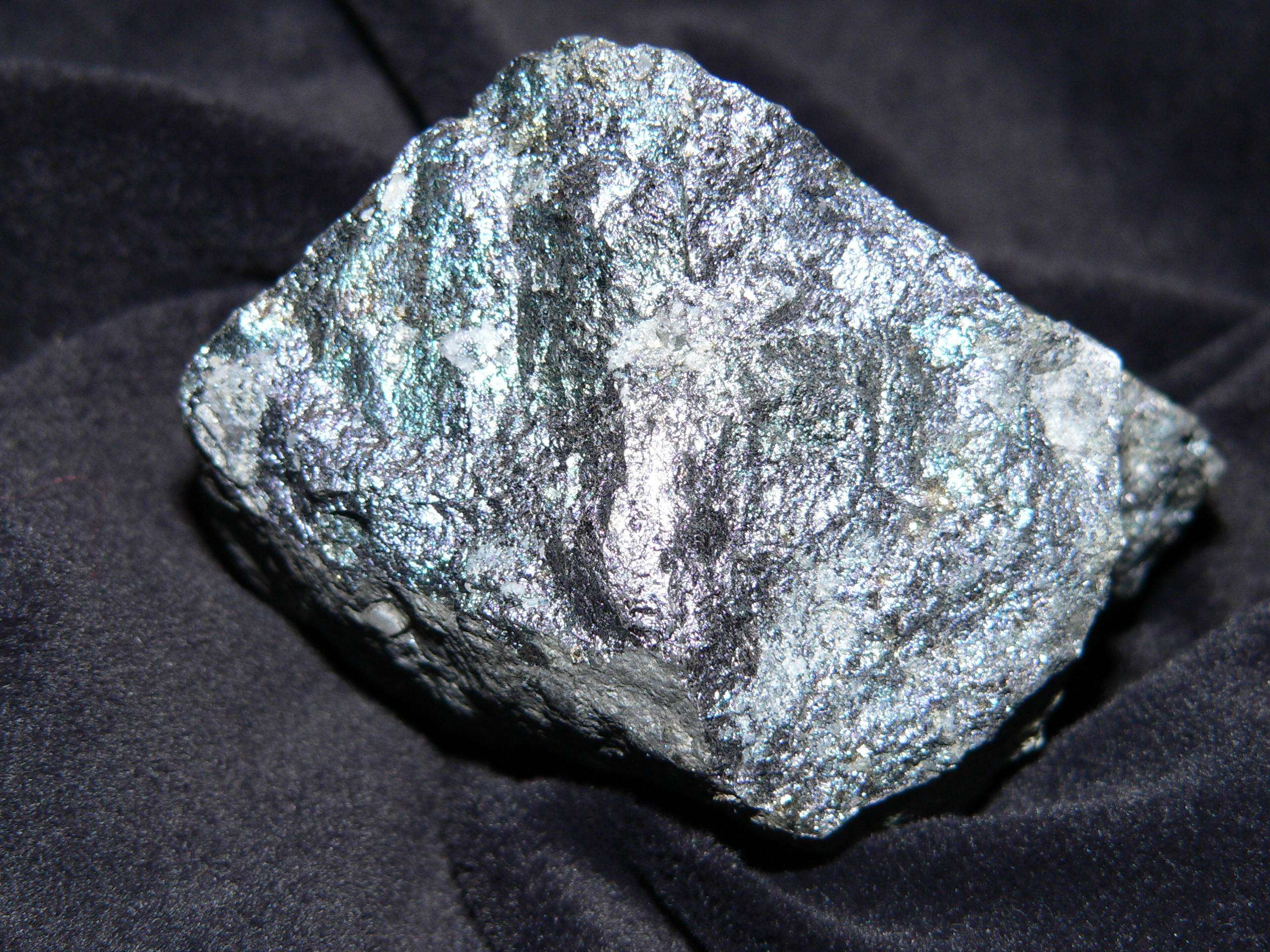 Minerals zinc. Цинк металл. Самородный цинк. Цинк металл руда. ZN цинк металл.