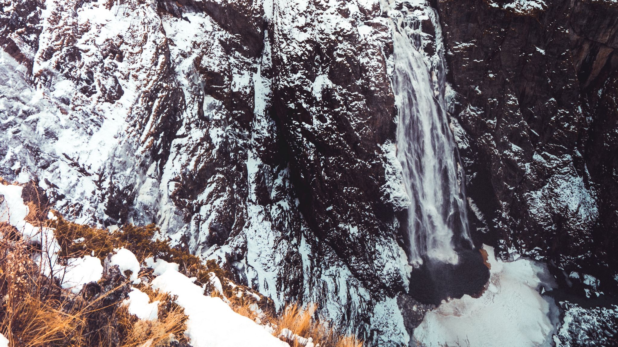 Download wallpaper 2048x1152 waterfall, frozen, snow, cliff, landscape, winter ultrawide monitor HD background