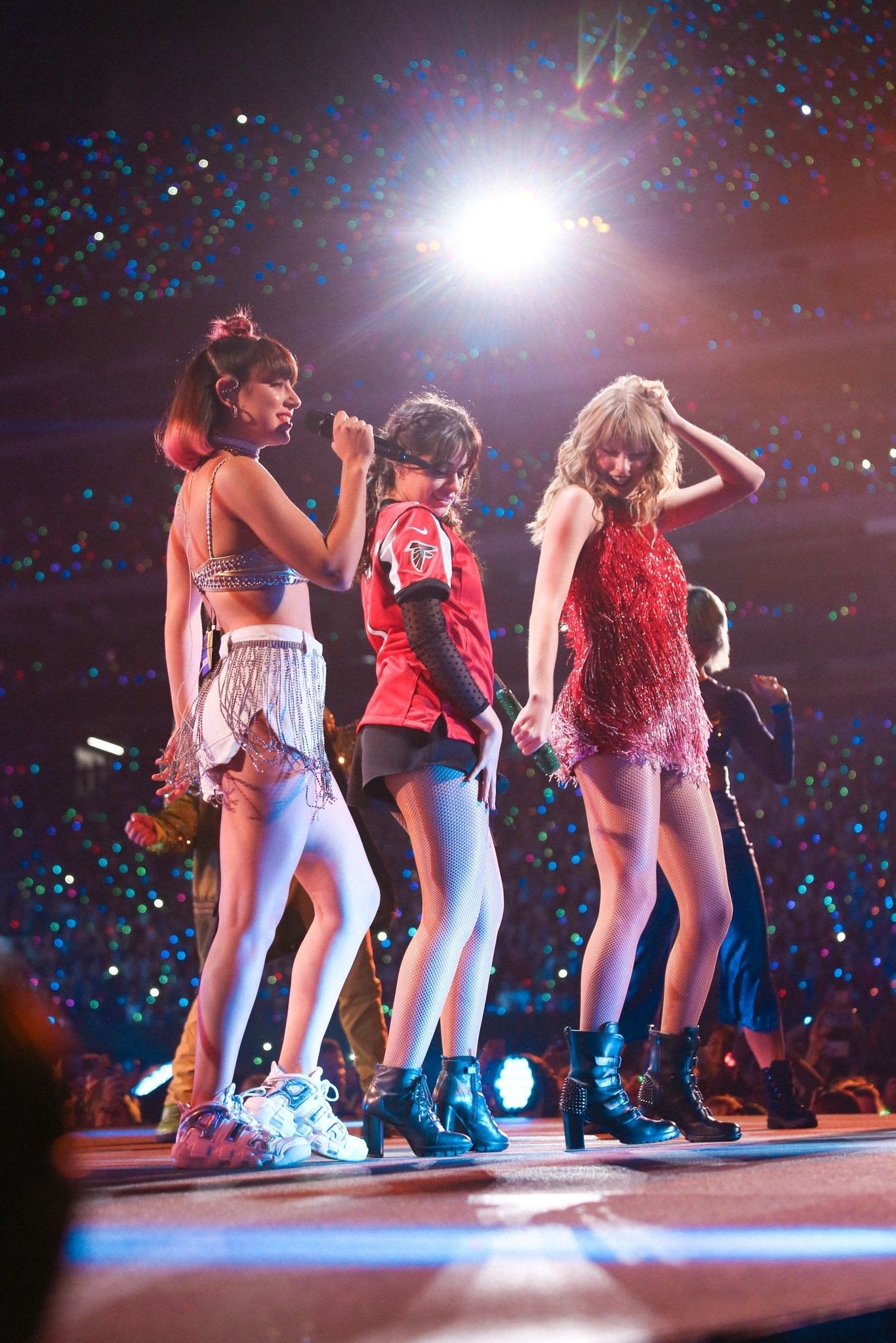 Taylor Swift at the Reputation Stadium Tour with Camila Cabello and Charli XCX performing Shake It Off. Taylor swift squad, Charli xcx, Taylor swift wallpaper
