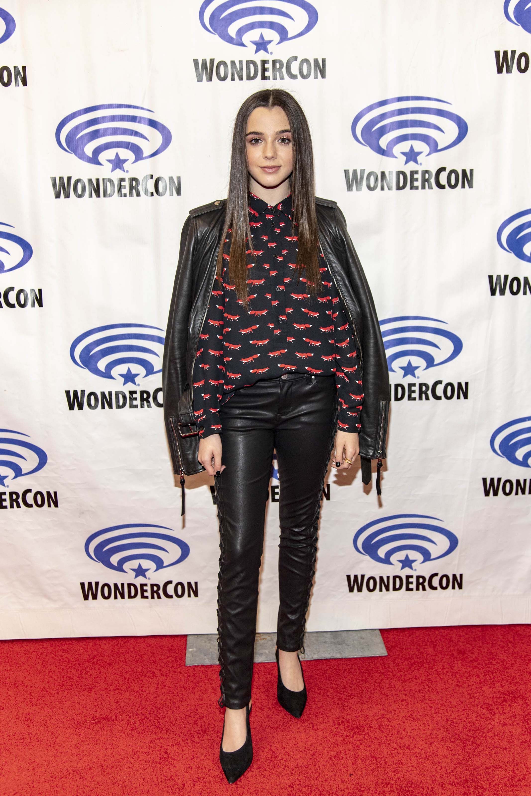 Alexa Nisenson attends AMC's Fear the Walking Dead Press Room. Fear the walking, Fear the walking dead, Celebrity photo