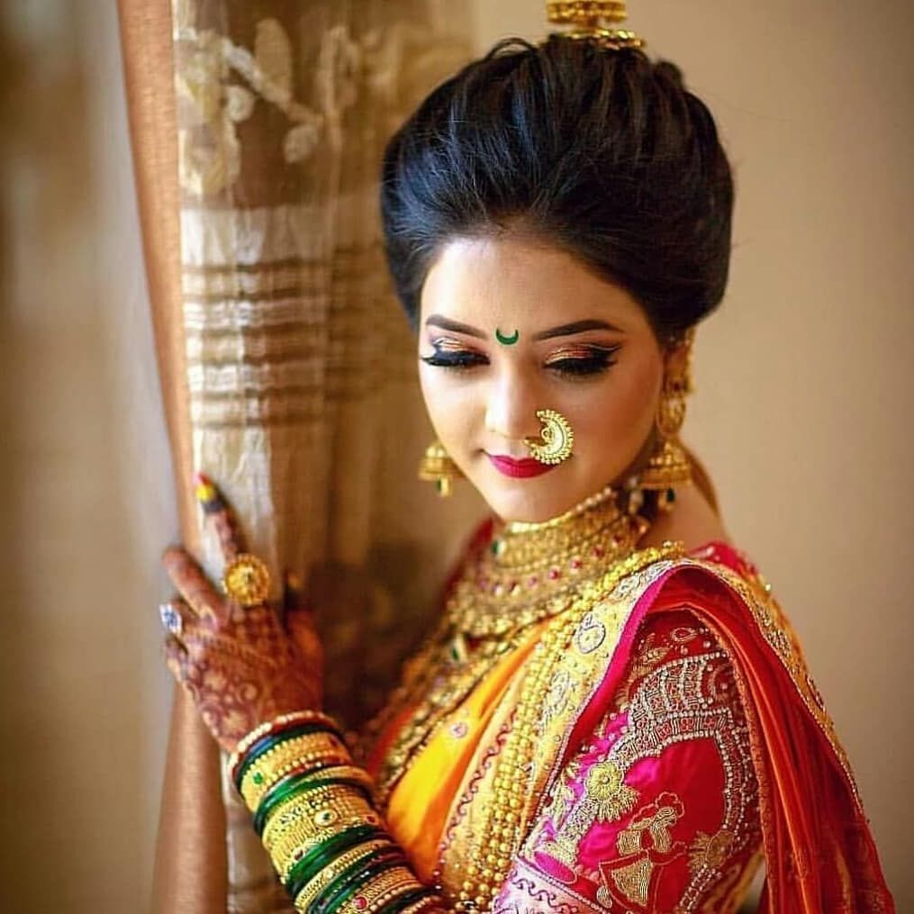 प्रतिमेत याचा समावेश असू श्‍ाकतो: 1 व्‍यक्ती, जवळून. Bridal hairstyle indian wedding, Indian wedding bride, Indian wedding photography poses