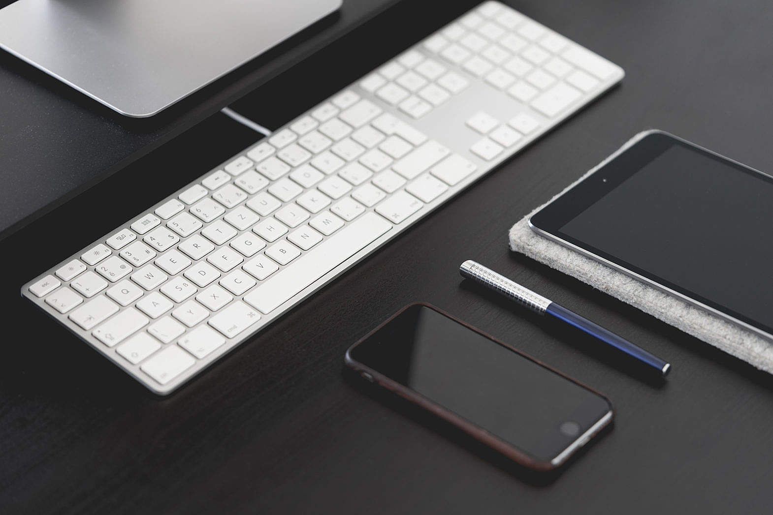 Office Desk Gear: Smartphone & Tablet Free