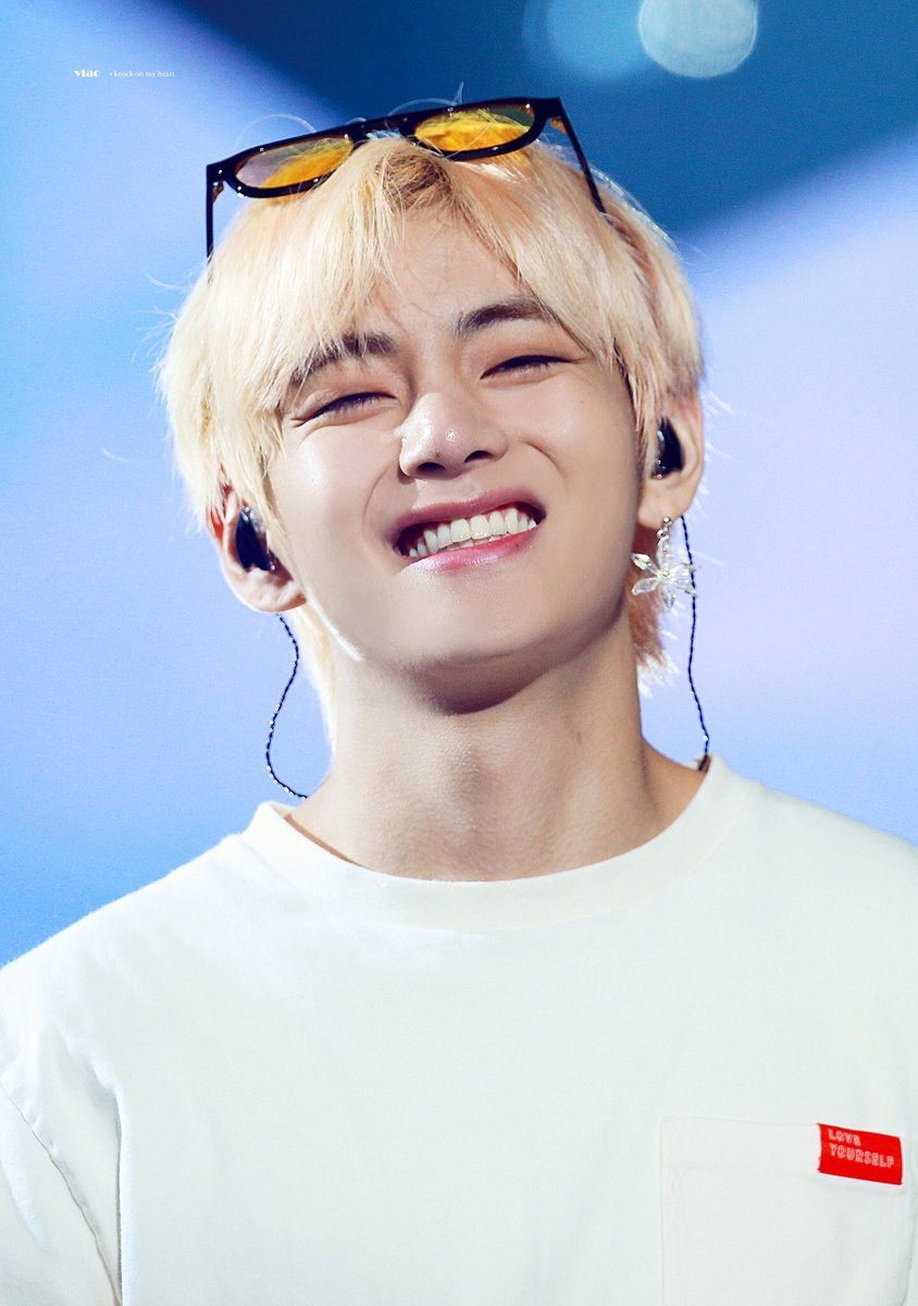 Times BTS's V Proved He Has The Most Adorable Box Smile. Taehyung, Taehyung smile, Kim taehyung