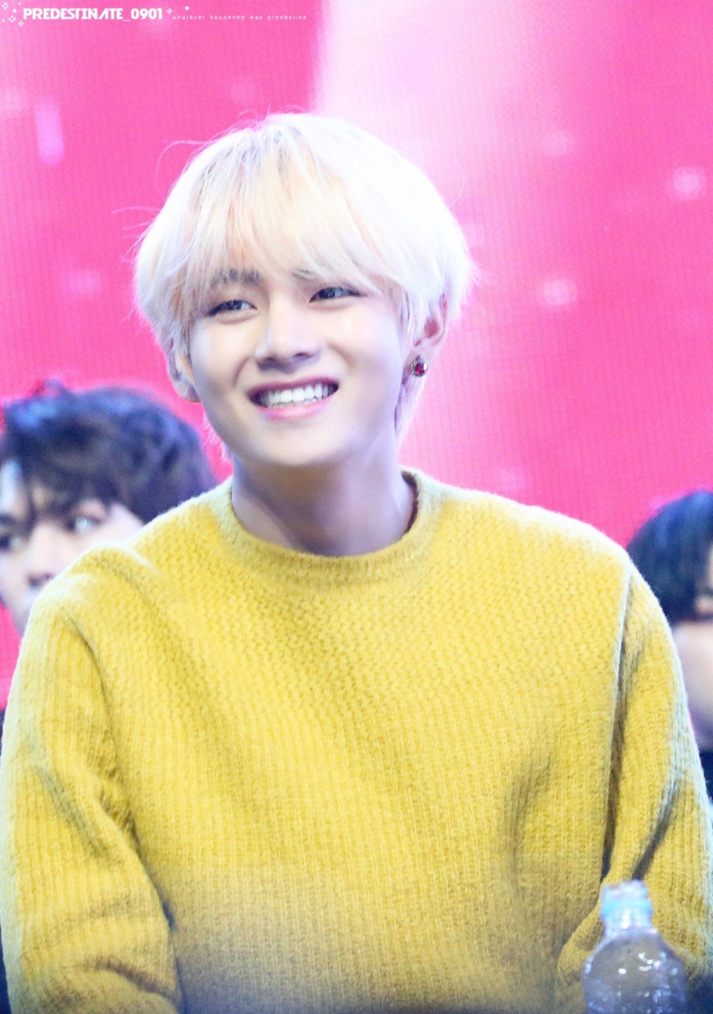Times BTS's V Proved He Has The Most Adorable Box Smile. Taehyung smile, Bts v, Taehyung