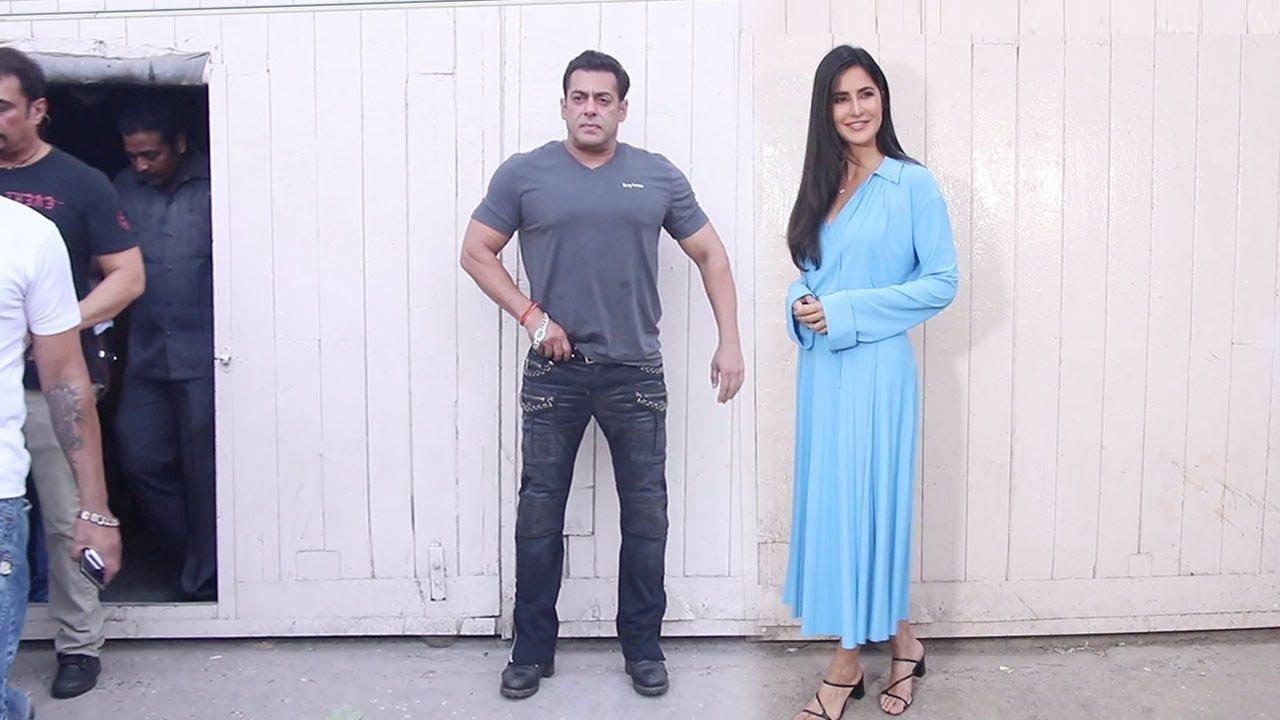 Salman Khan IGN0RES Katrina Kaif while Posing for Photo during Bharat Promotions