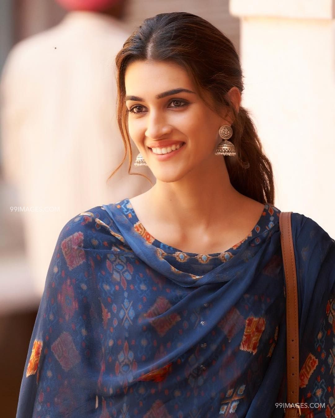 Kriti Sanon Hot HD Photo & Wallpaper For Mobile Chuppi Heroine Name