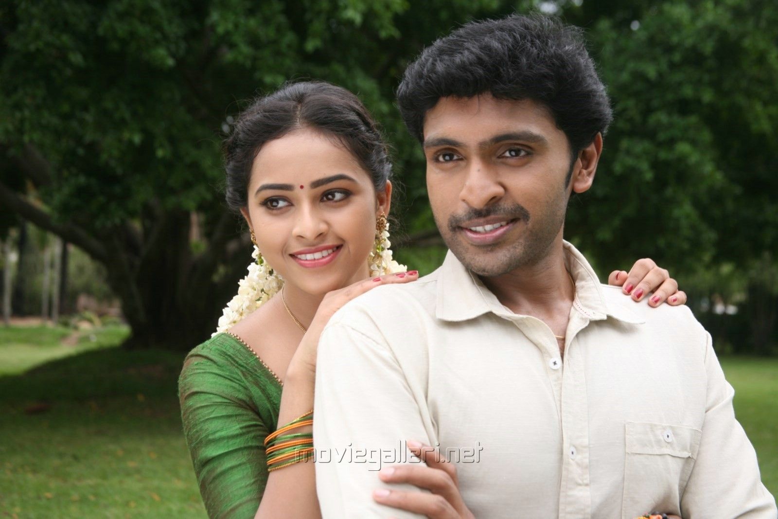 Vellaikara Durai Movie Photo. Vikram Prabhu. Sri Divya. New Movie Posters