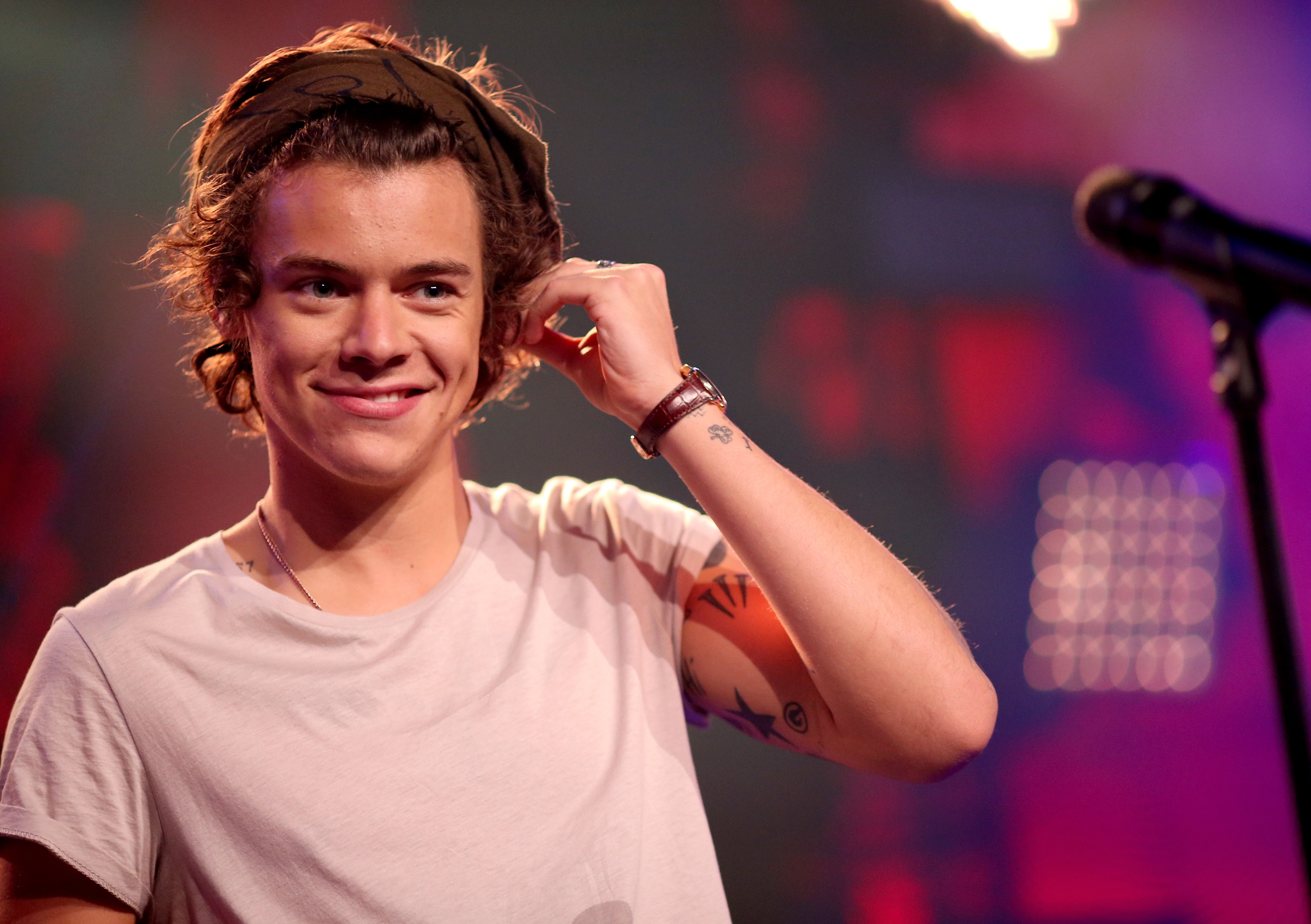 Harry Styles Teaches a Lucky Fan a Lesson About Answering Her Phone