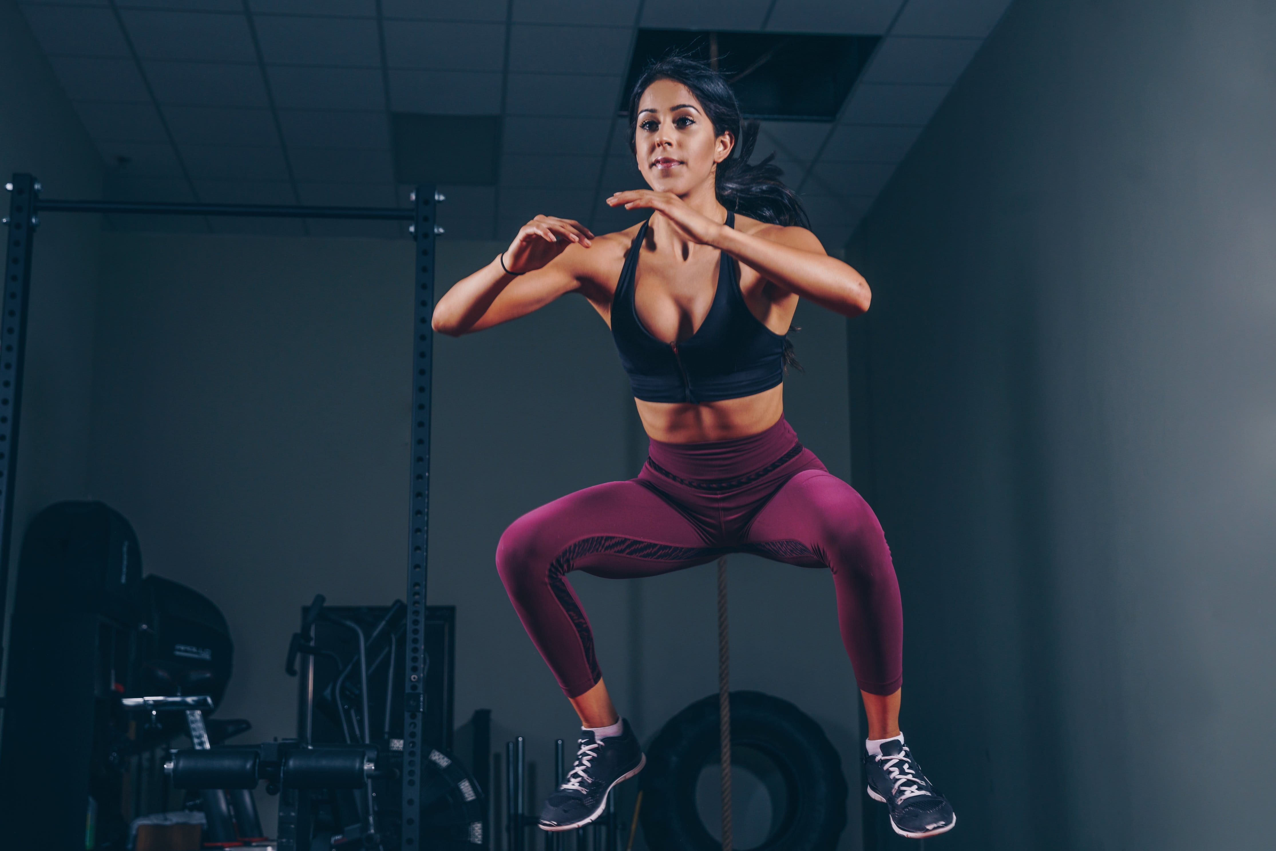 Woman Jumping Workout Photo #Fitness #Women #Sports #Gym #Exercise #Crossfit #Workout #Training K #wallpaper. Vücut egzersizleri, Kardiyo egzersizleri, Egzersiz