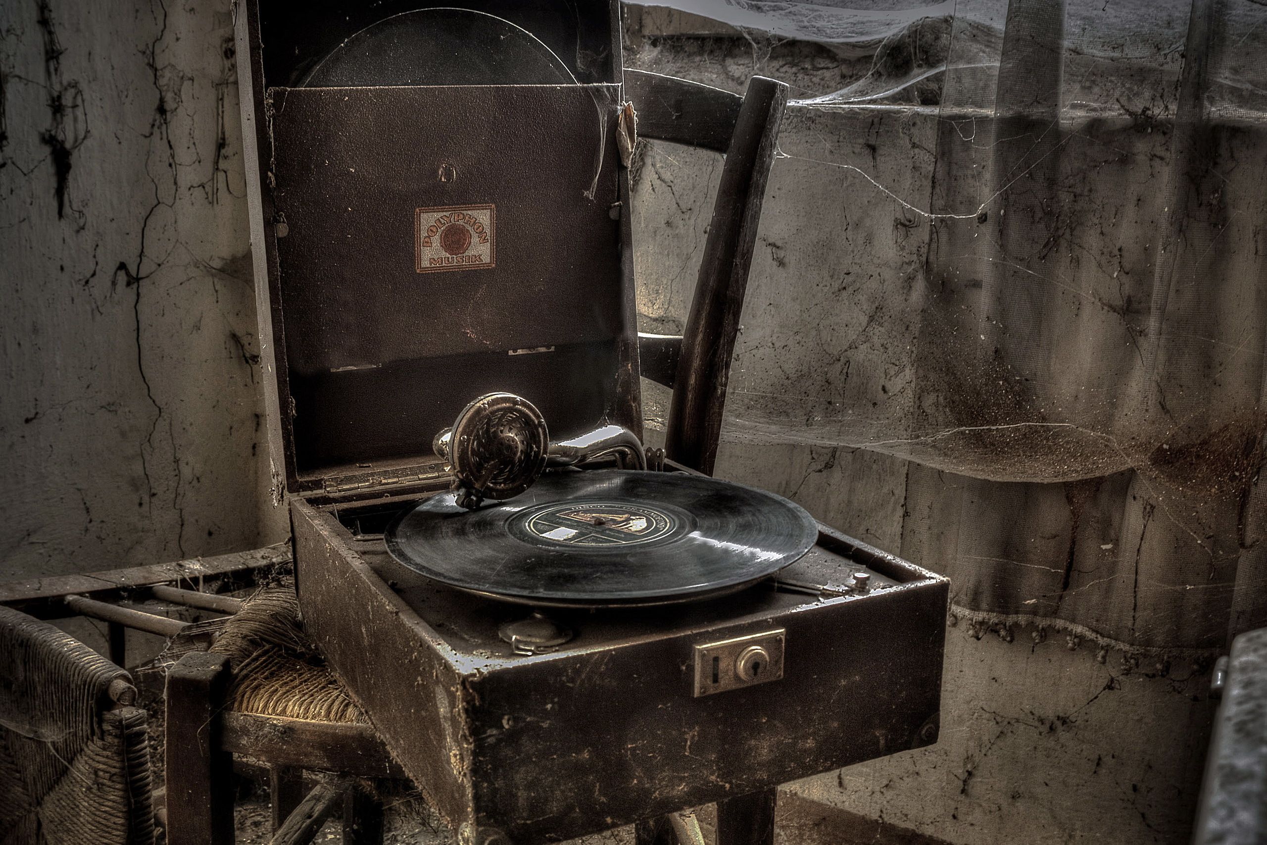 Old gramophone with vinyl records, clock and cognac on the table Desktop  wallpapers 600x1024