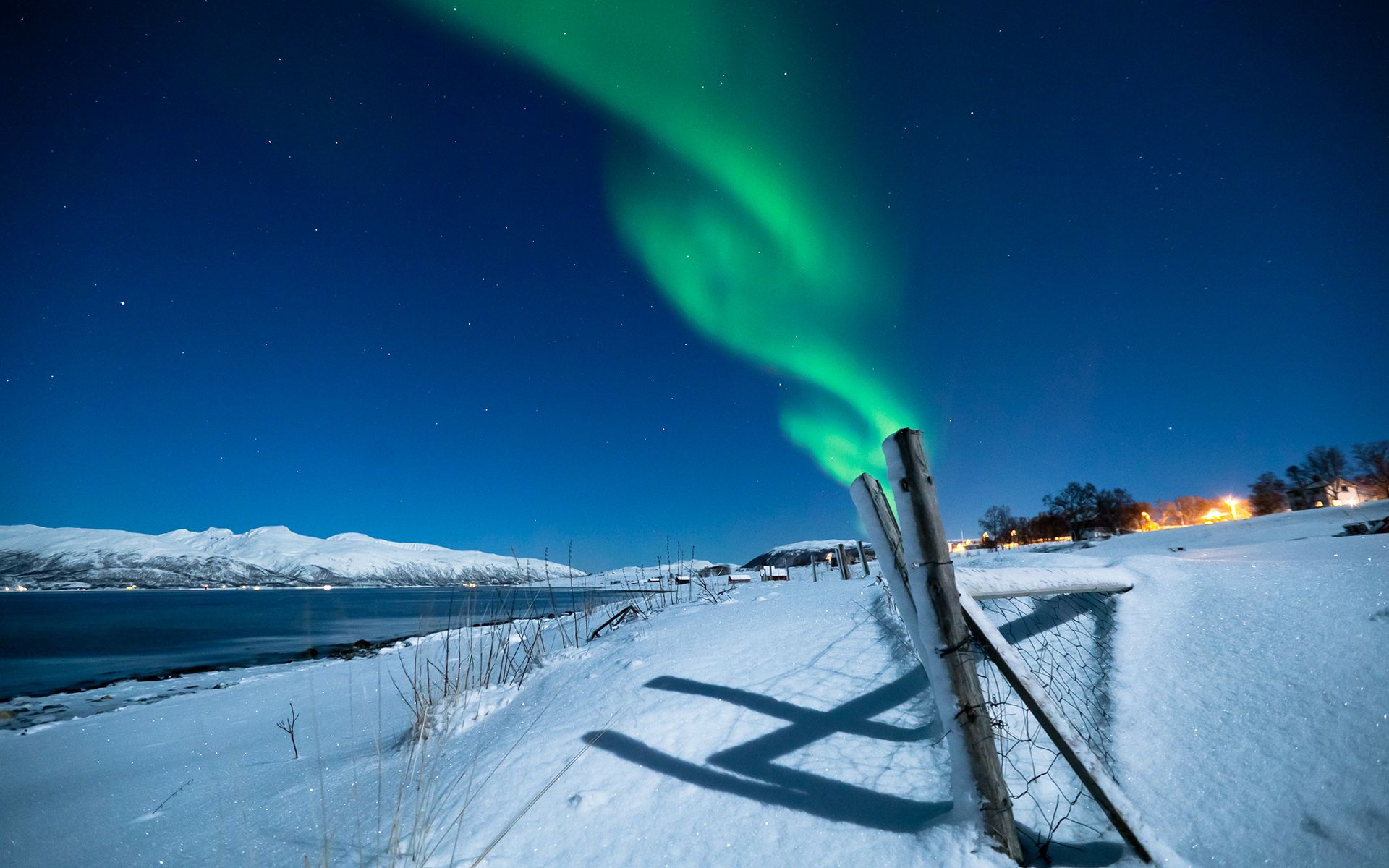 Aurora Borealis Northern Lights Night Green Snow Winter Stars Fence landscapes lakes sky wallpaperx1200