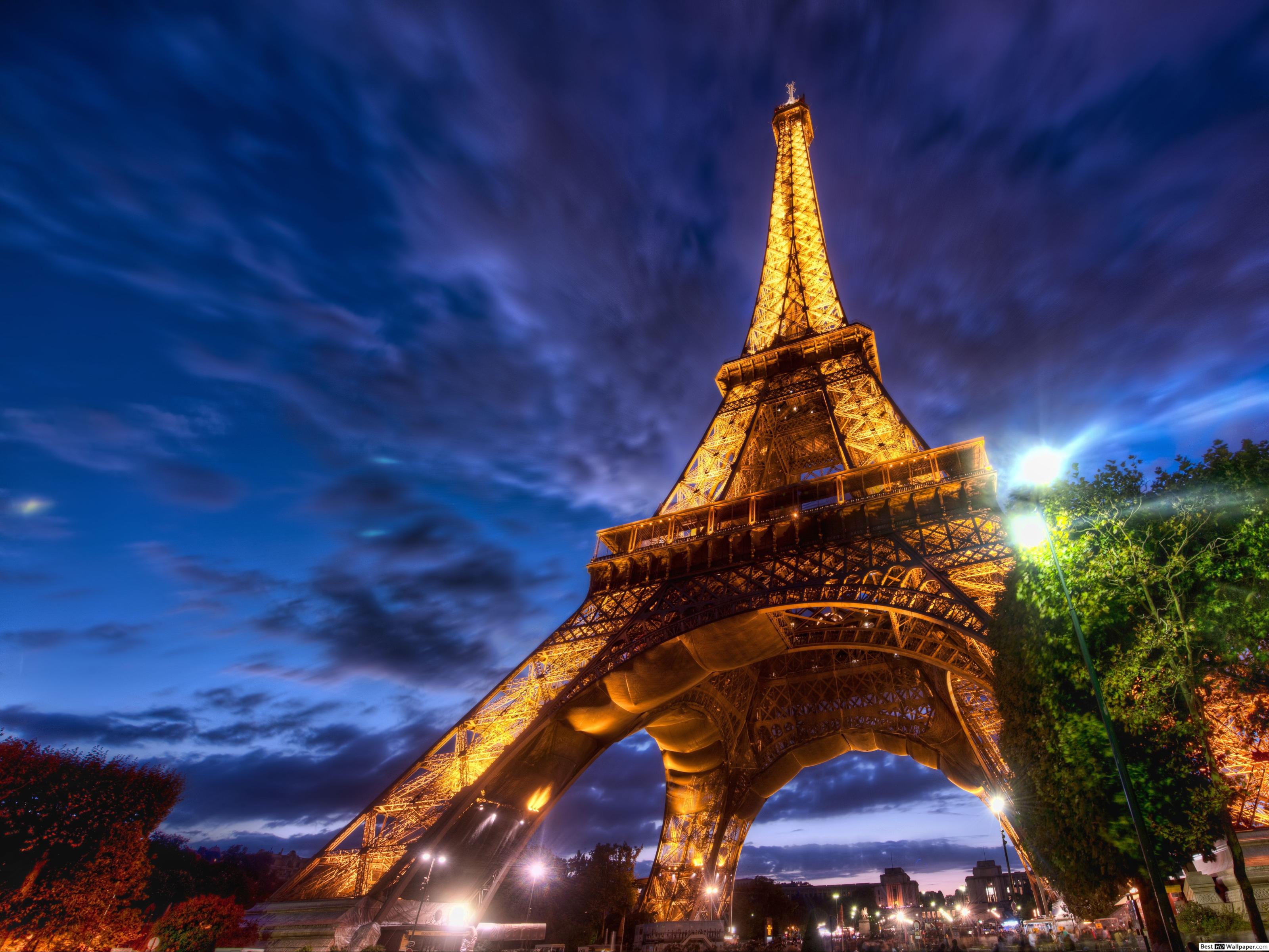 Night view of the Eiffel Tower HD wallpaper download
