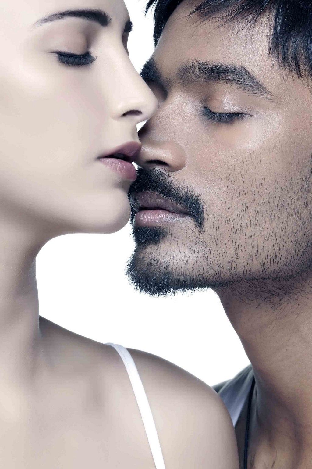 Movie Romanic Pics of Dhanush and Shruti