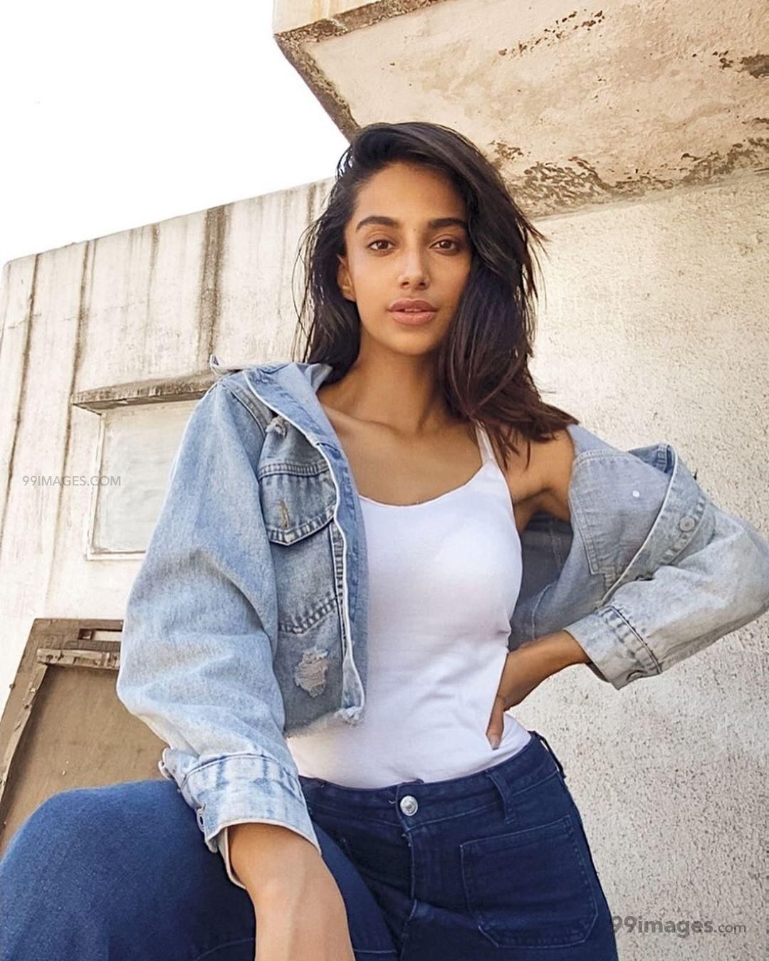 Meenakshi Chaudhary Latest Hot HD Photo / Wallpaper (1080p) (Instagram / Facebook) #meenakshichaudhary #model #acto. HD photo, Photo wallpaper, Photo