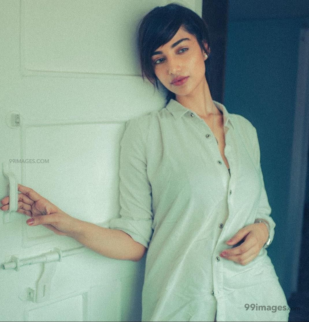 Meenakshi Chaudhary Latest Hot HD Photo / Wallpaper (1080p) (Instagram / Facebook) (1070x1112)