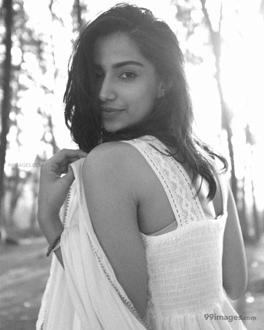 Meenakshi Chaudhary Latest Hot HD Photo / Wallpaper (1080p) (Instagram / Facebook) #meenakshichaudhary #model #acto. Photo wallpaper, HD photo, Photo