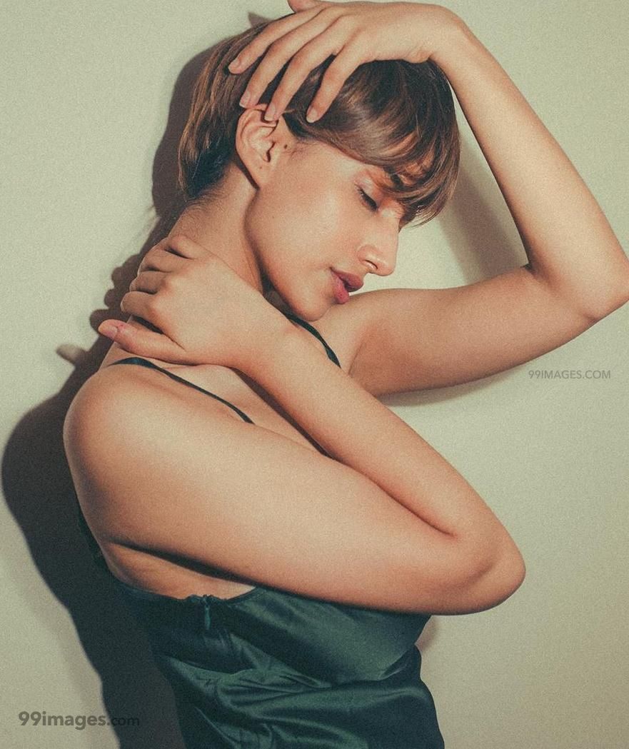 Meenakshi Chaudhary Latest Hot HD Photo / Wallpaper (1080p) (Instagram / Facebook) (881x1049)