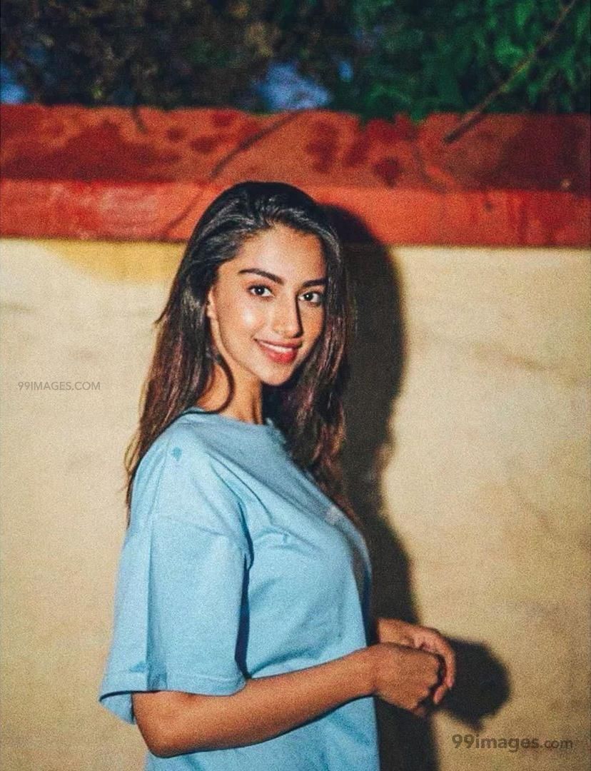 Meenakshi Chaudhary Latest Hot HD Photo / Wallpaper (1080p) (Instagram / Facebook) (828x1080)